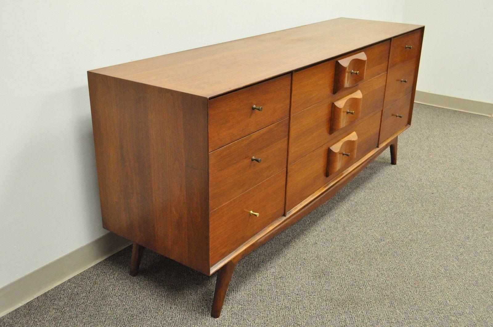 Vintage walnut long dresser by Carlton House Fine Furniture / Oscar Friedman Furniture Company. Item features walnut construction, sculpted drawer fronts and stretcher, angled and tapered legs, nine dovetailed drawers, brass hour glass pulls, clean