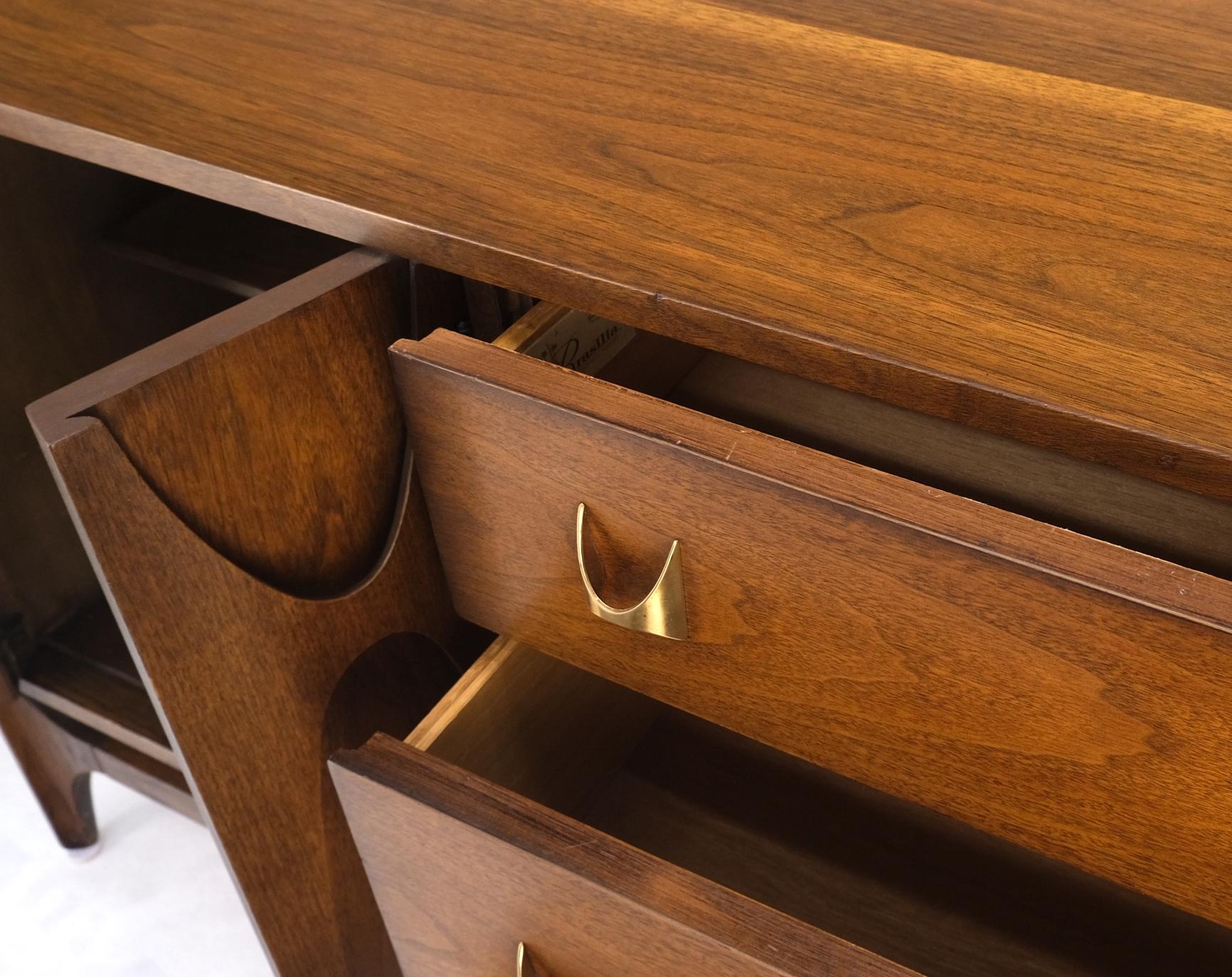 Mid-Century Modern Walnut Dresser Credenza Sculptural Molded Front Doors Mint In Good Condition In Rockaway, NJ