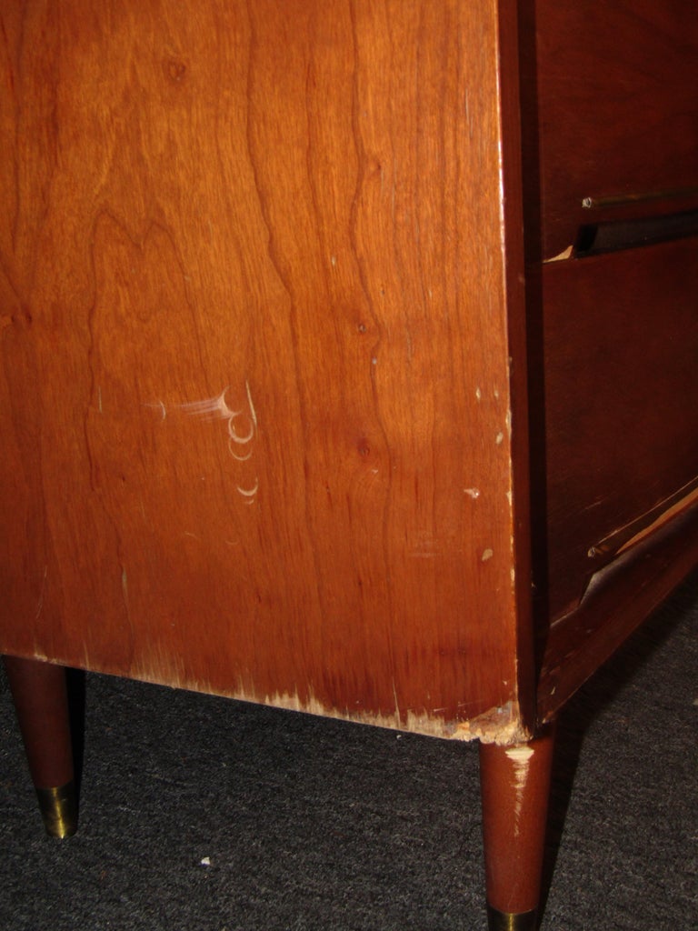 Mid-Century Modern Walnut Chest Of Drawers For Sale 6