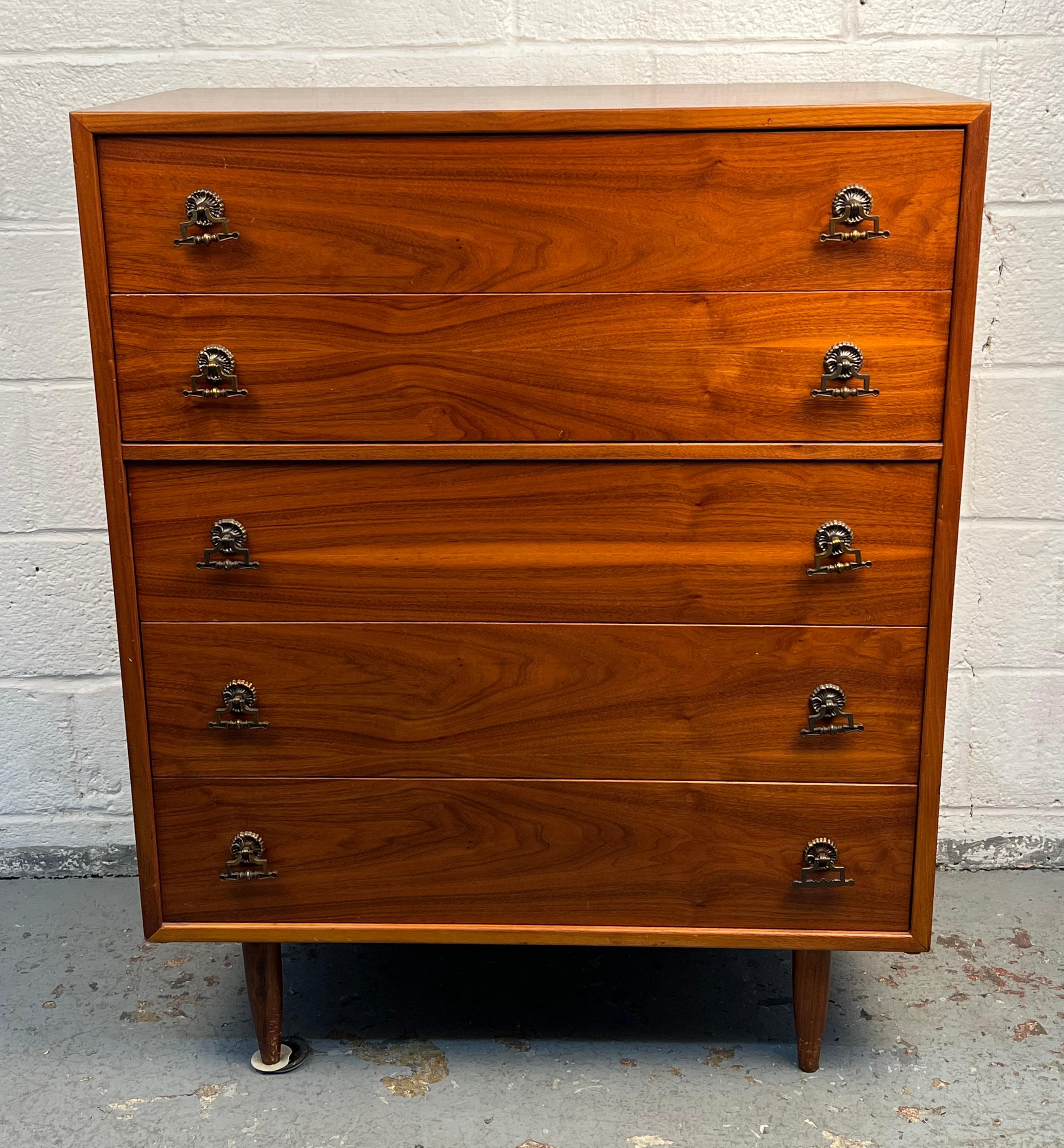 Bellissimo comò MCM realizzato in noce massiccio, con un profilo elegante e una bellissima venatura naturale. Con più cassetti e una forma snella, questo pezzo unisce l'utilità allo stile classico.

Conferma la posizione dell'oggetto con il