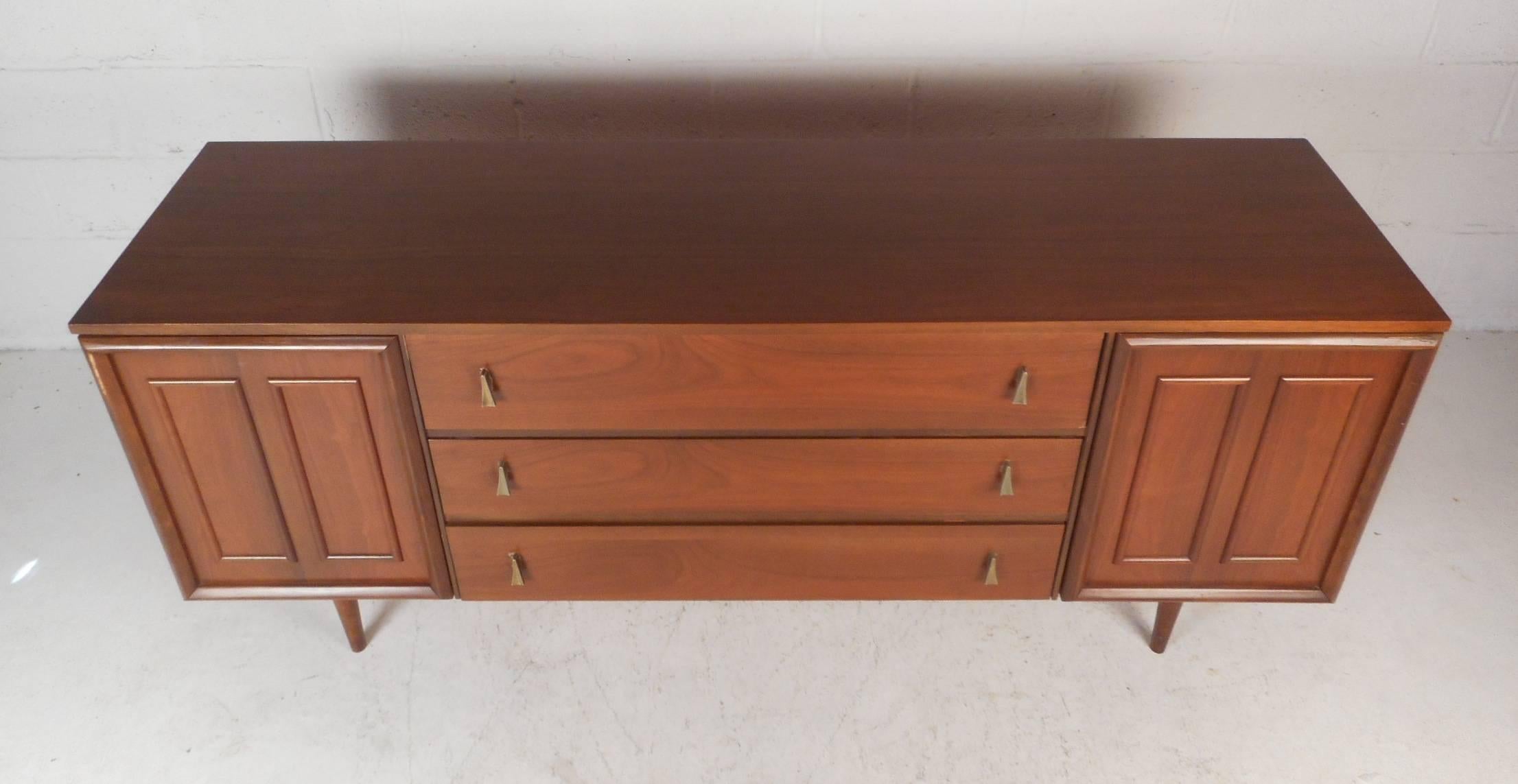 Mid-Century Modern Walnut Dresser In Good Condition For Sale In Brooklyn, NY