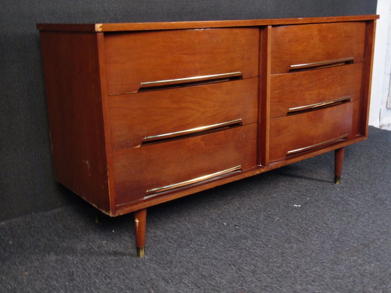 Mid-Century Modern Walnut Chest Of Drawers In Good Condition For Sale In Brooklyn, NY