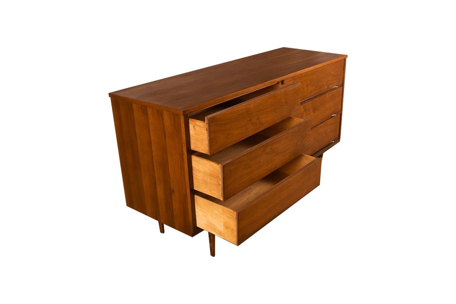 Mid-Century Modern Walnut Dresser In Good Condition For Sale In Baltimore, MD