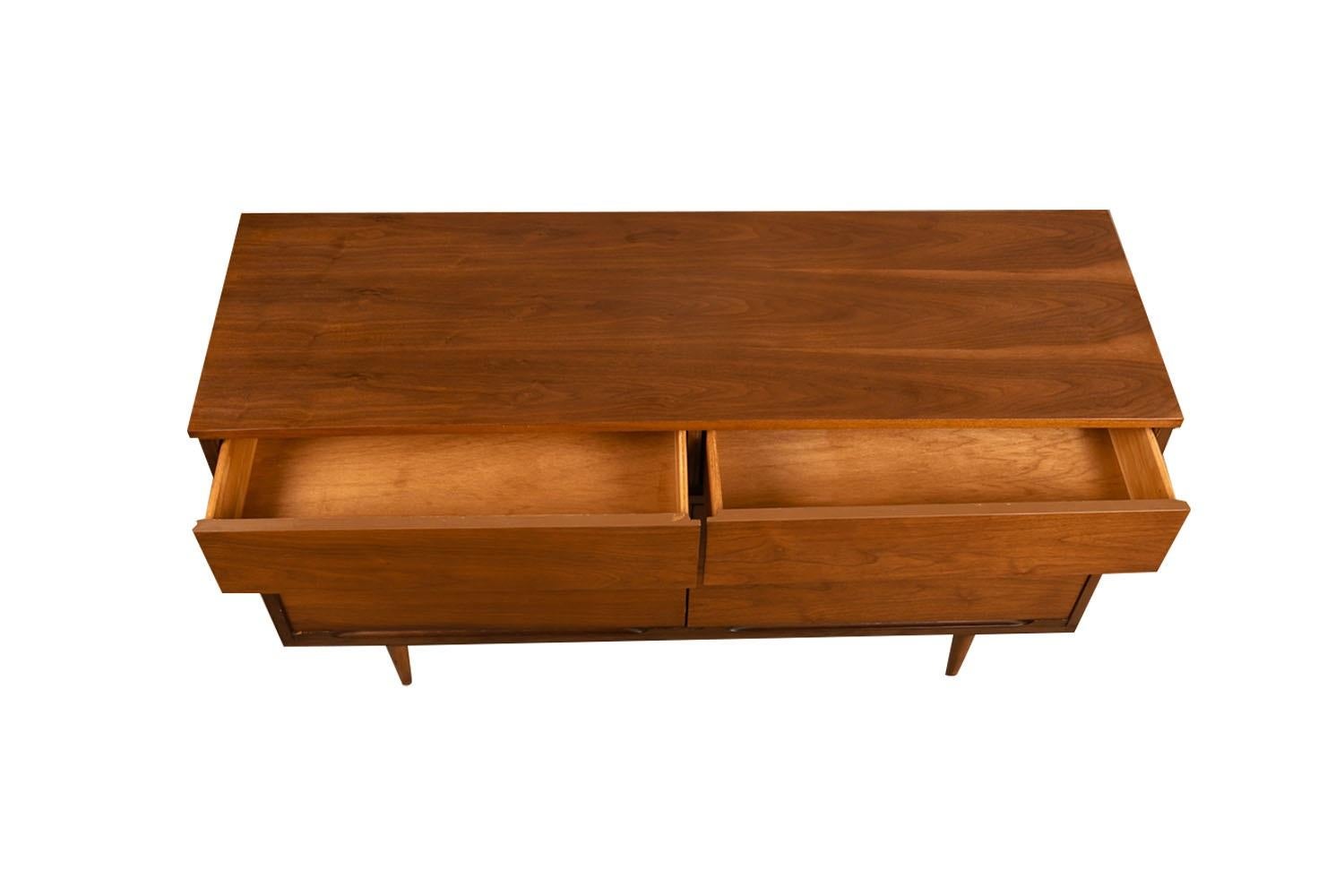 Mid-Century Modern Walnut Dresser For Sale 1