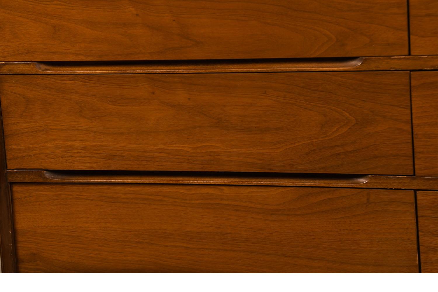 Mid-Century Modern Walnut Dresser For Sale 3
