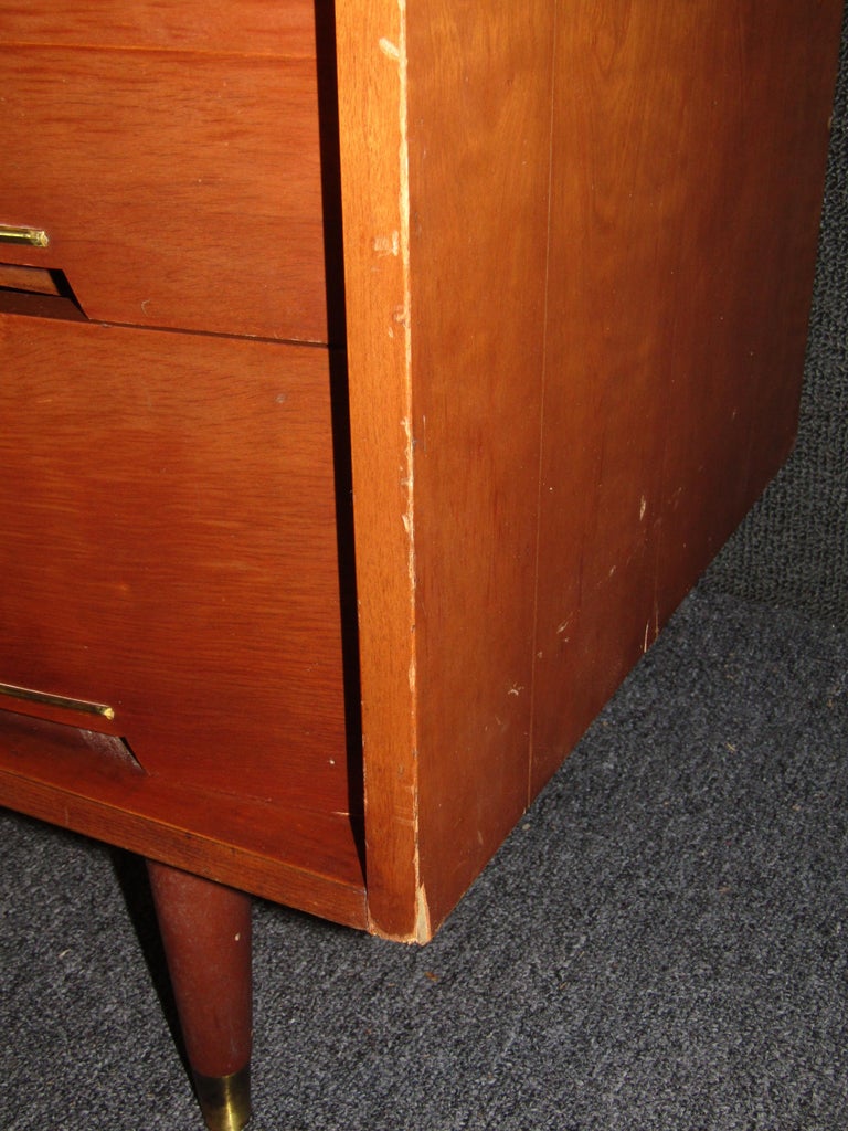 Mid-Century Modern Walnut Chest Of Drawers For Sale 4
