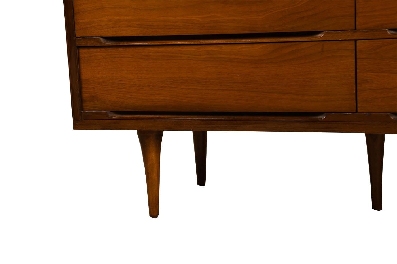Mid-Century Modern Walnut Dresser For Sale 4