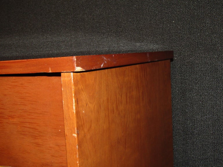 Mid-Century Modern Walnut Chest Of Drawers For Sale 5