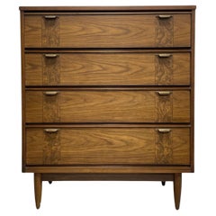 VESTUARIO / Highboy de nogal MODERNO de mediados de siglo, c. 1960