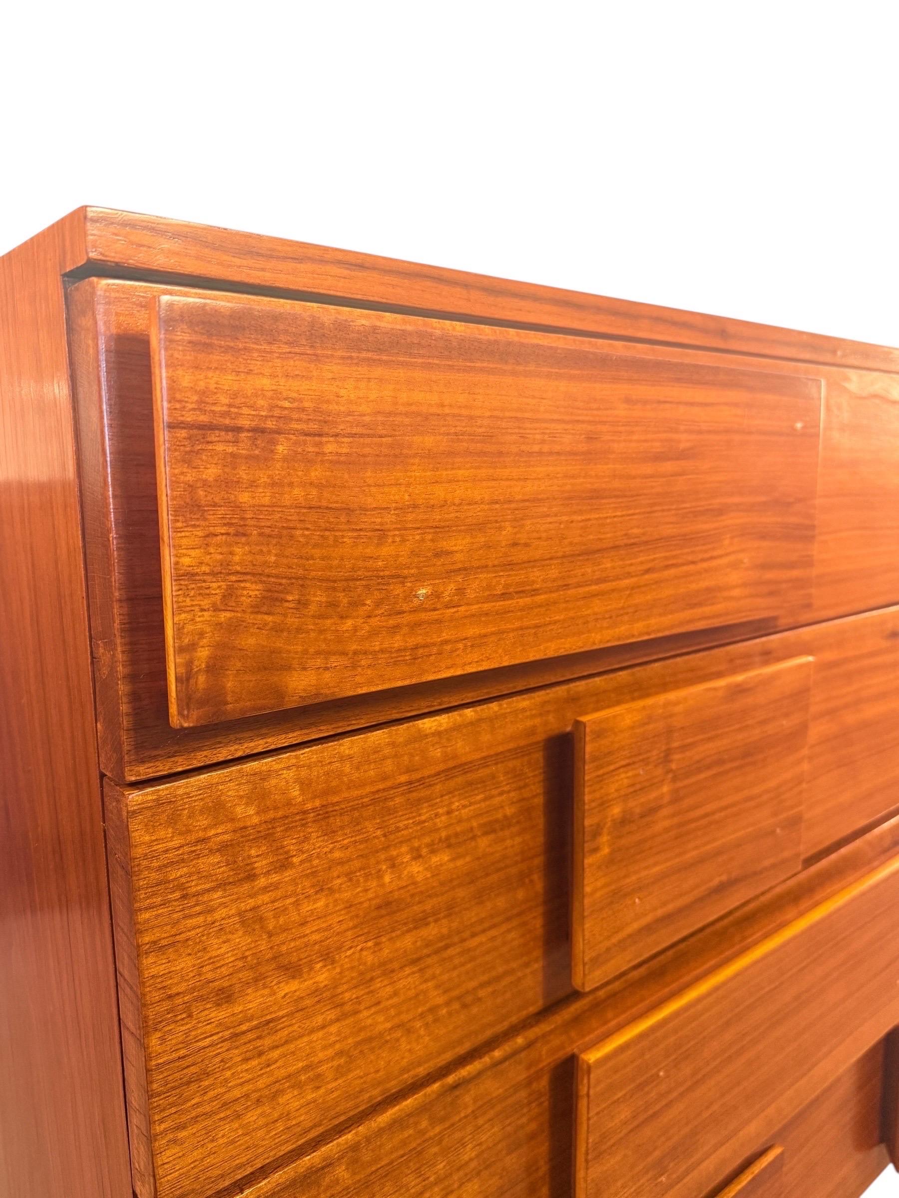 Commode en noyer moderne du milieu du siècle - Style italien en vente 4