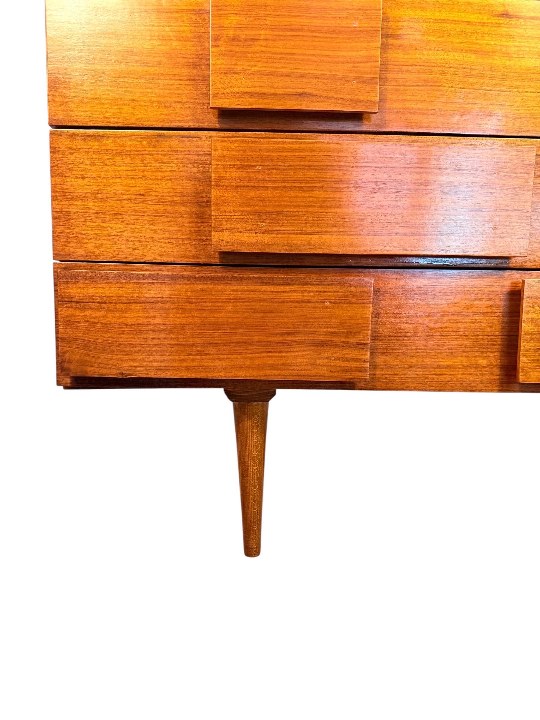 Commode en noyer moderne du milieu du siècle - Style italien en vente 6