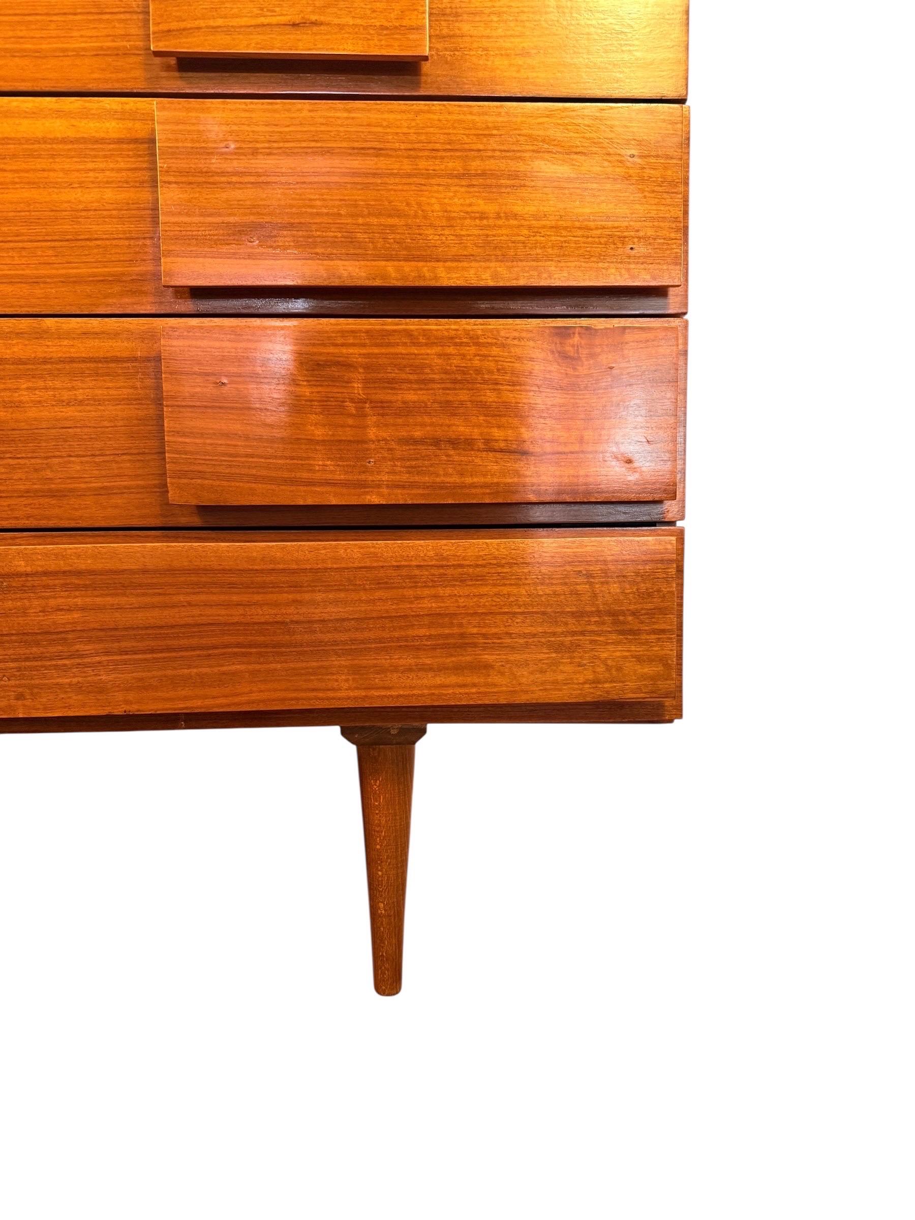 Commode en noyer moderne du milieu du siècle - Style italien en vente 7