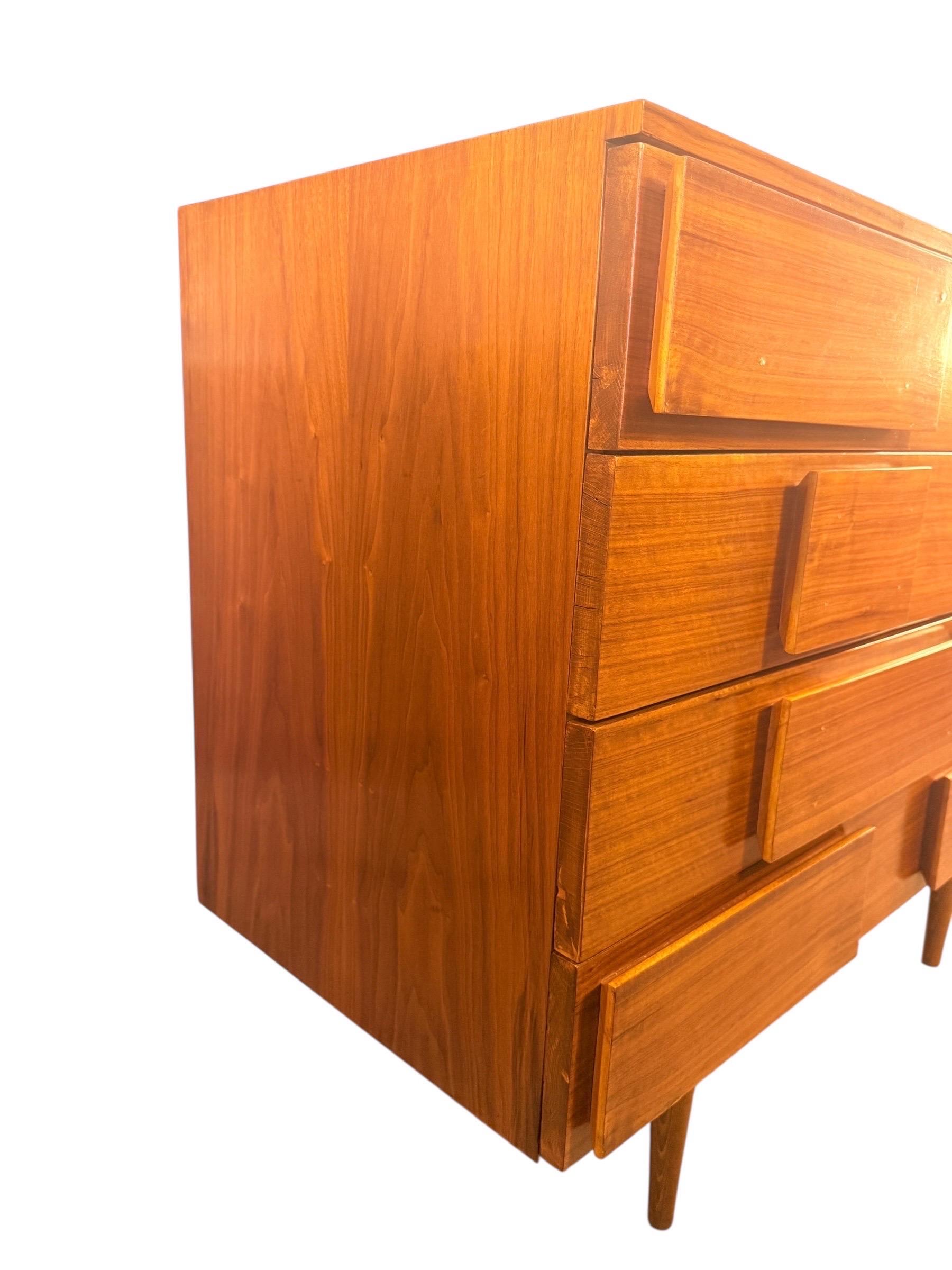 Commode en noyer moderne du milieu du si�ècle - Style italien Bon état - En vente à Brooklyn, NY