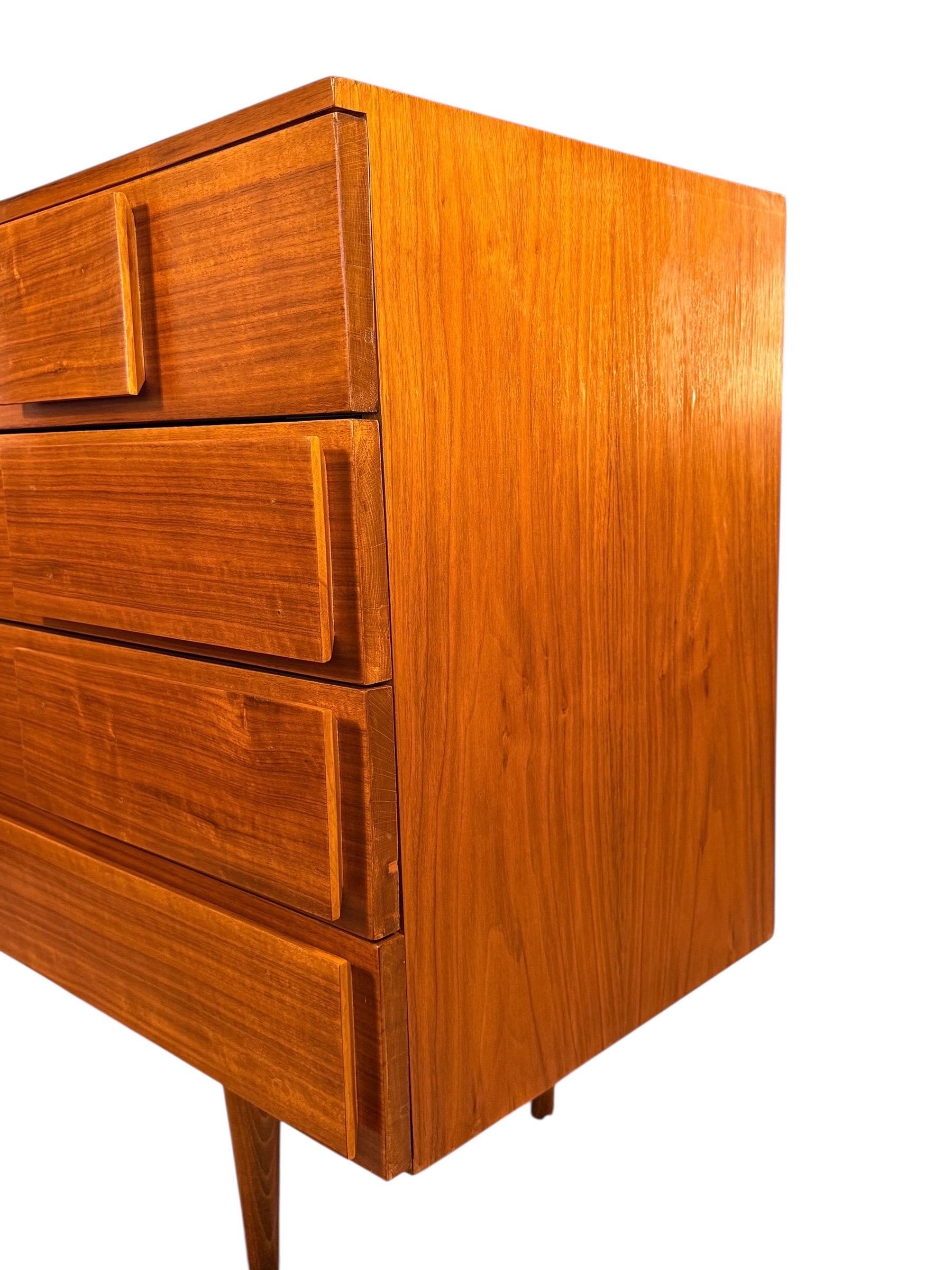 20ième siècle Commode en noyer moderne du milieu du siècle - Style italien en vente