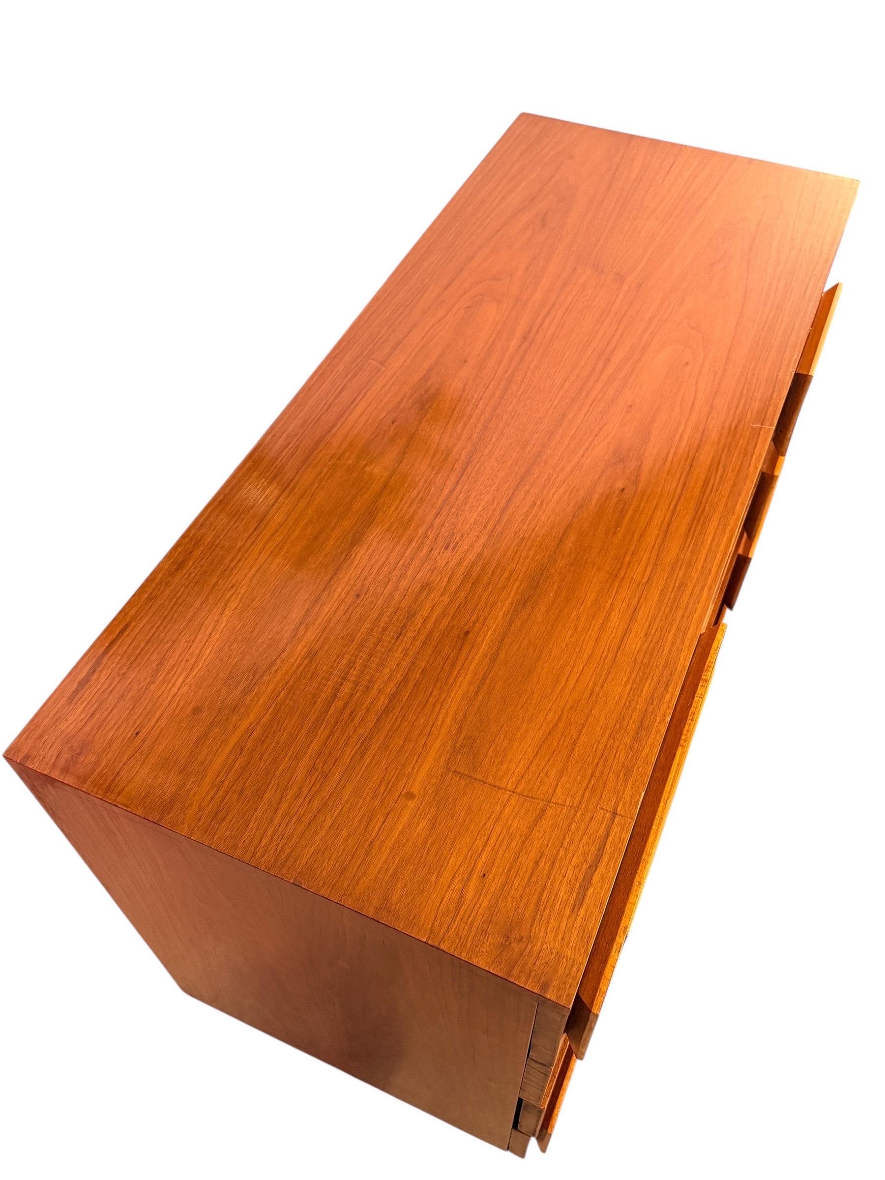 Noyer Commode en noyer moderne du milieu du siècle - Style italien en vente