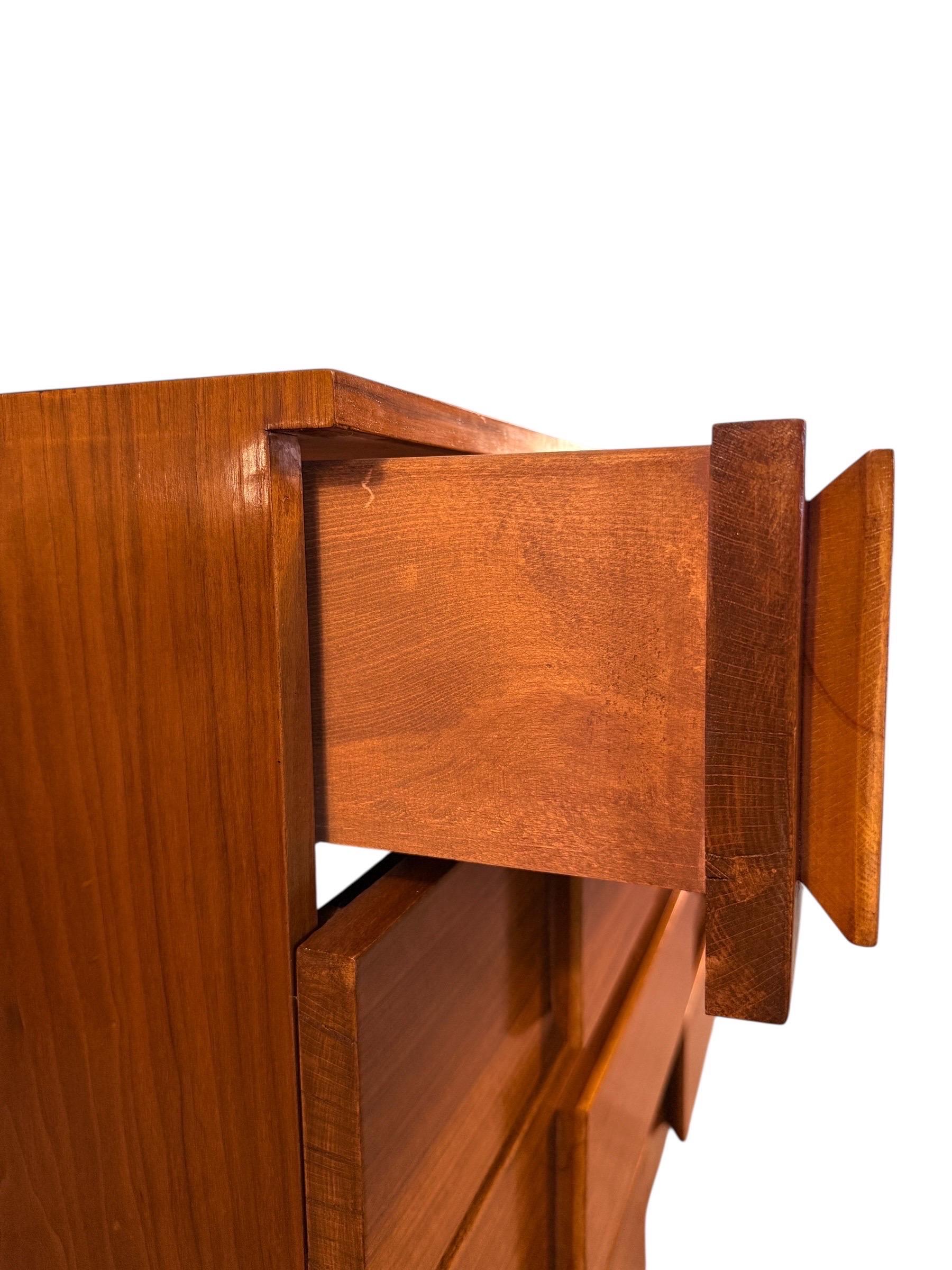 Commode en noyer moderne du milieu du siècle - Style italien en vente 2