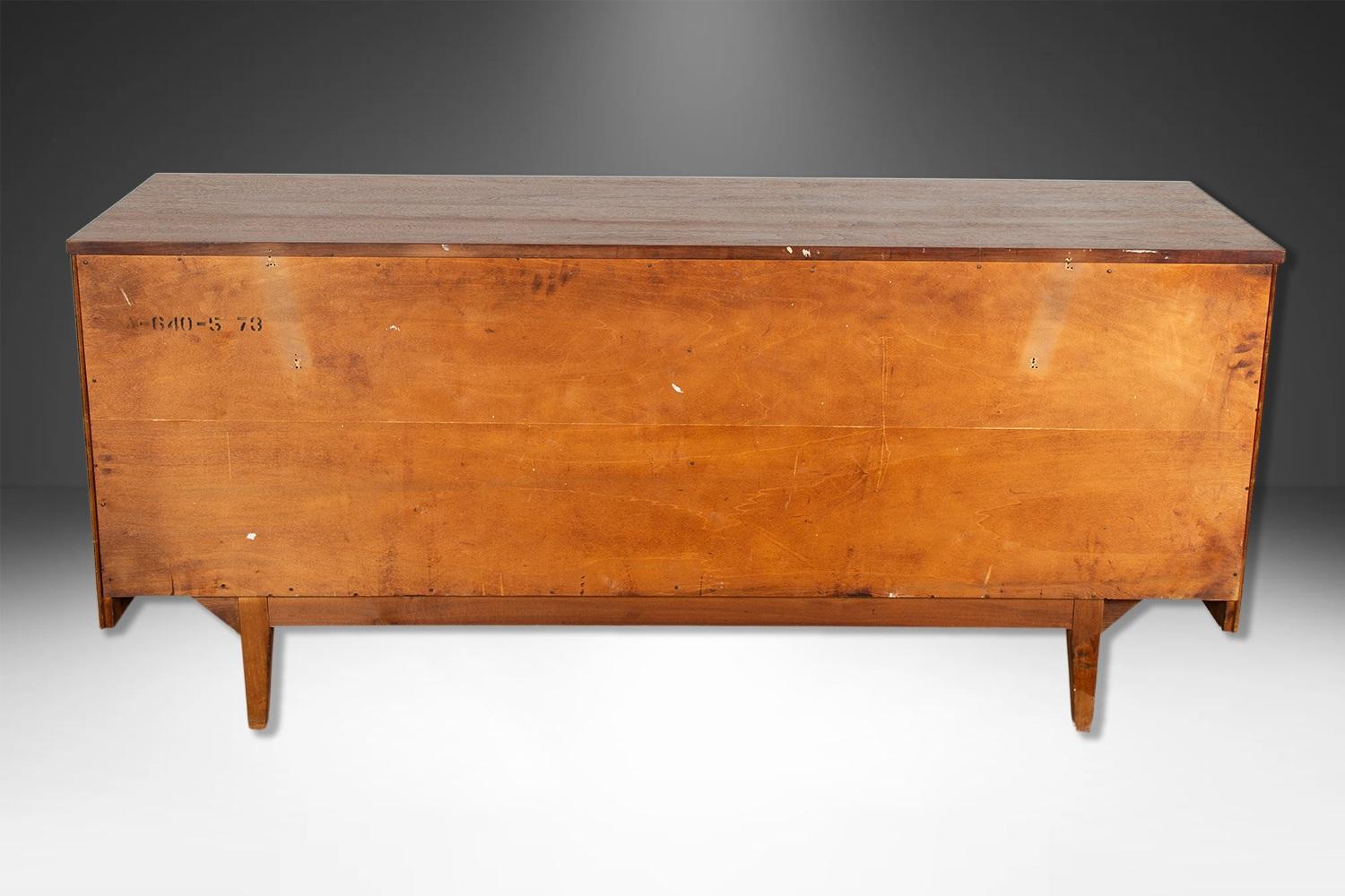 Credenza in legno di noce moderna di metà secolo in vendita 3