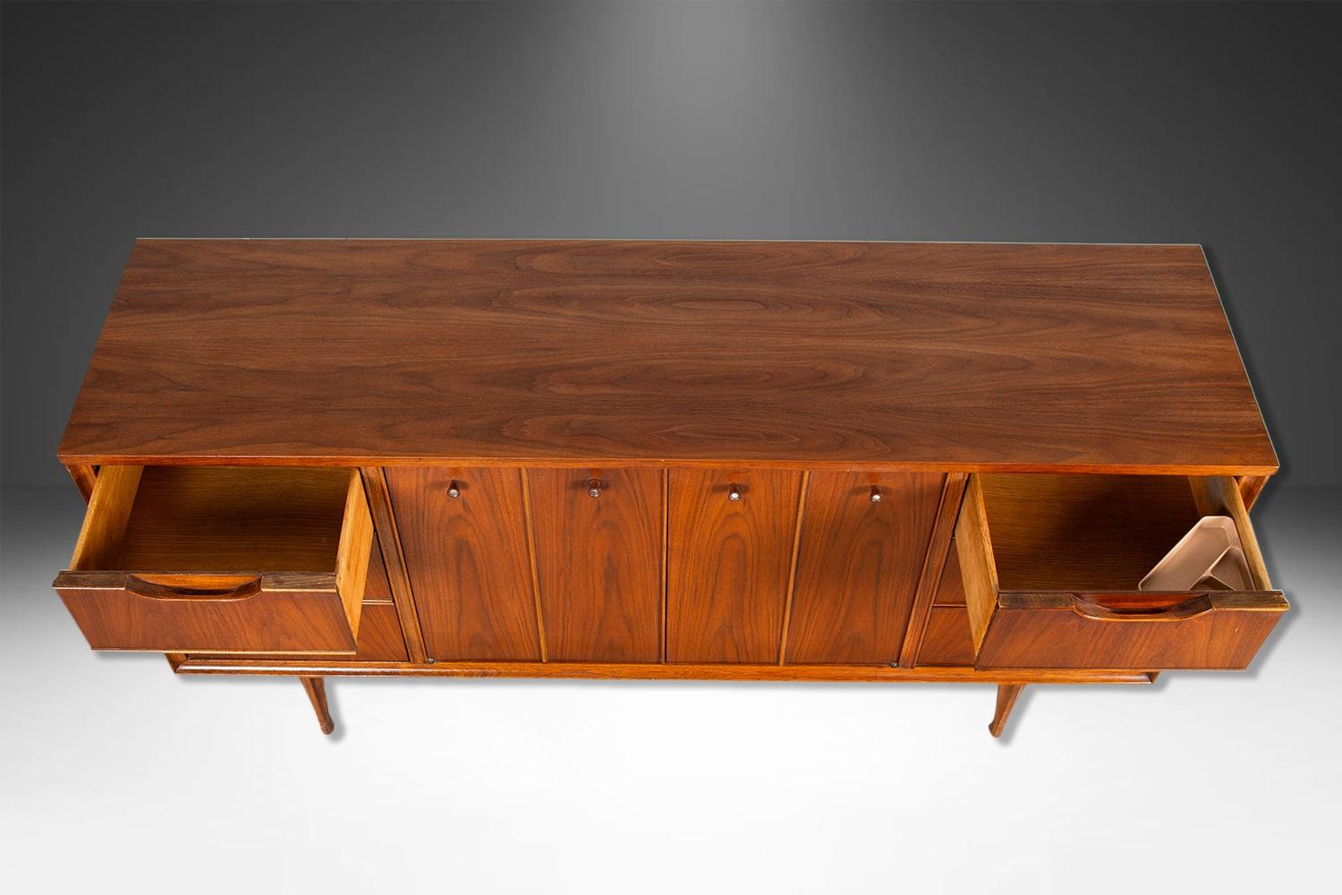 Mid-Century moderno Credenza in legno di noce moderna di metà secolo in vendita