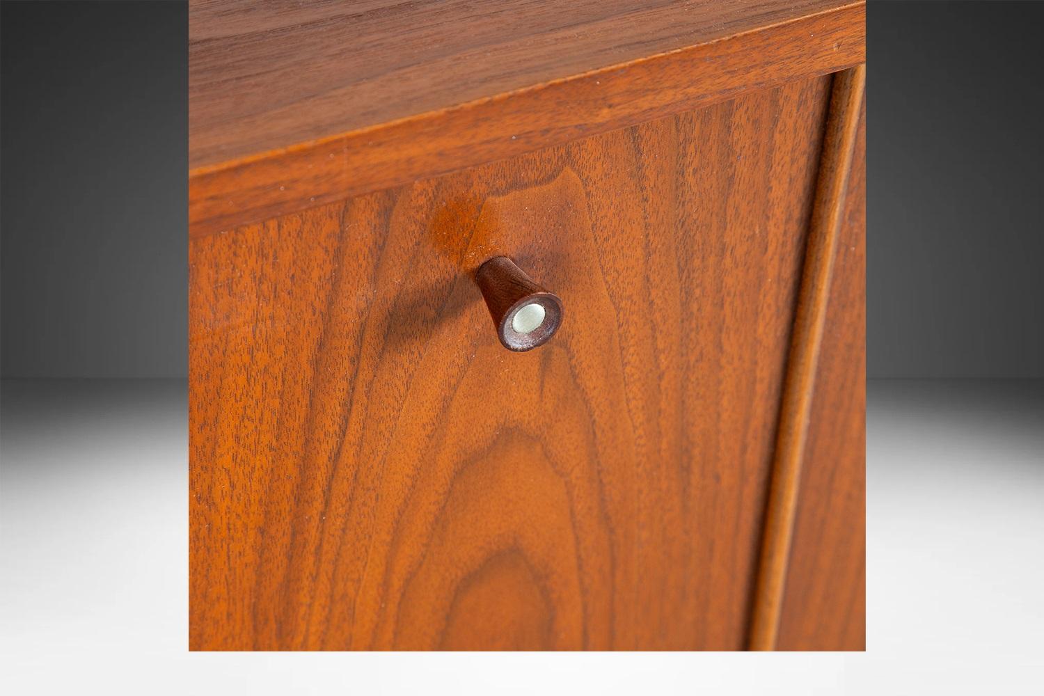 XX secolo Credenza in legno di noce moderna di metà secolo in vendita
