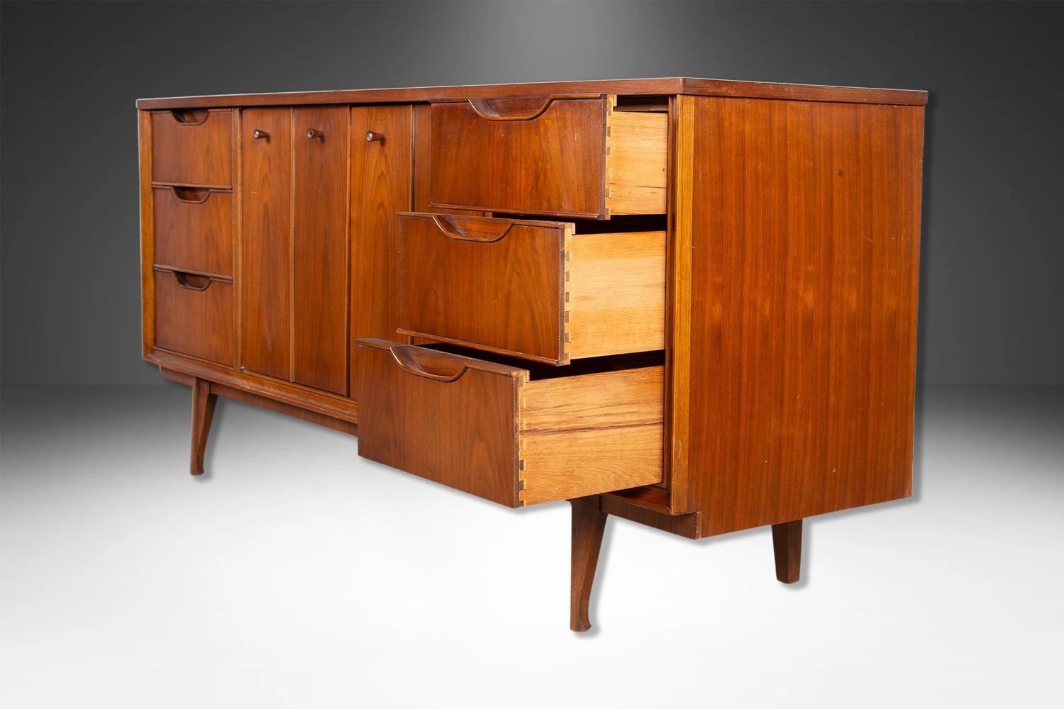 Noce Credenza in legno di noce moderna di metà secolo in vendita