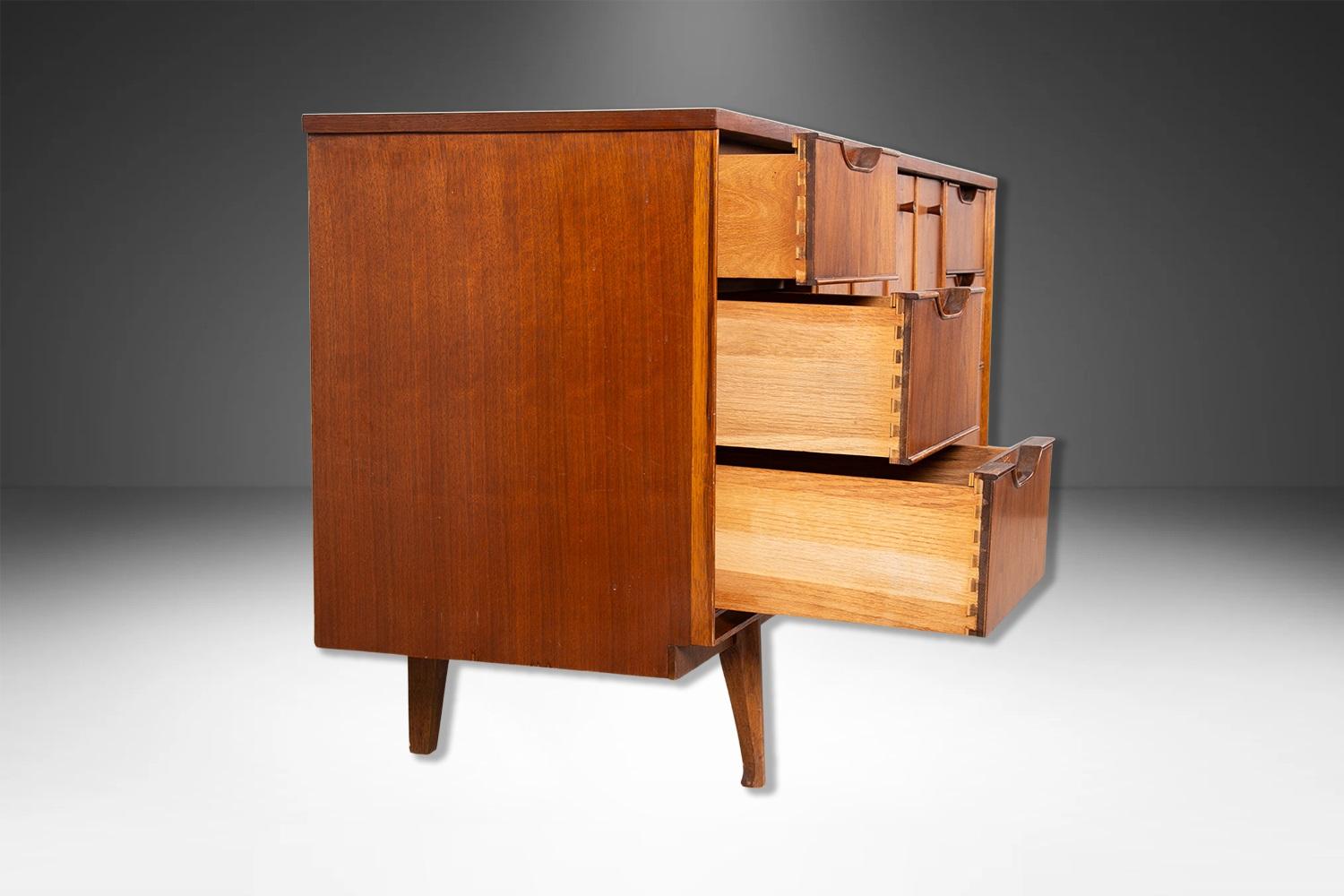 Credenza in legno di noce moderna di metà secolo in vendita 1