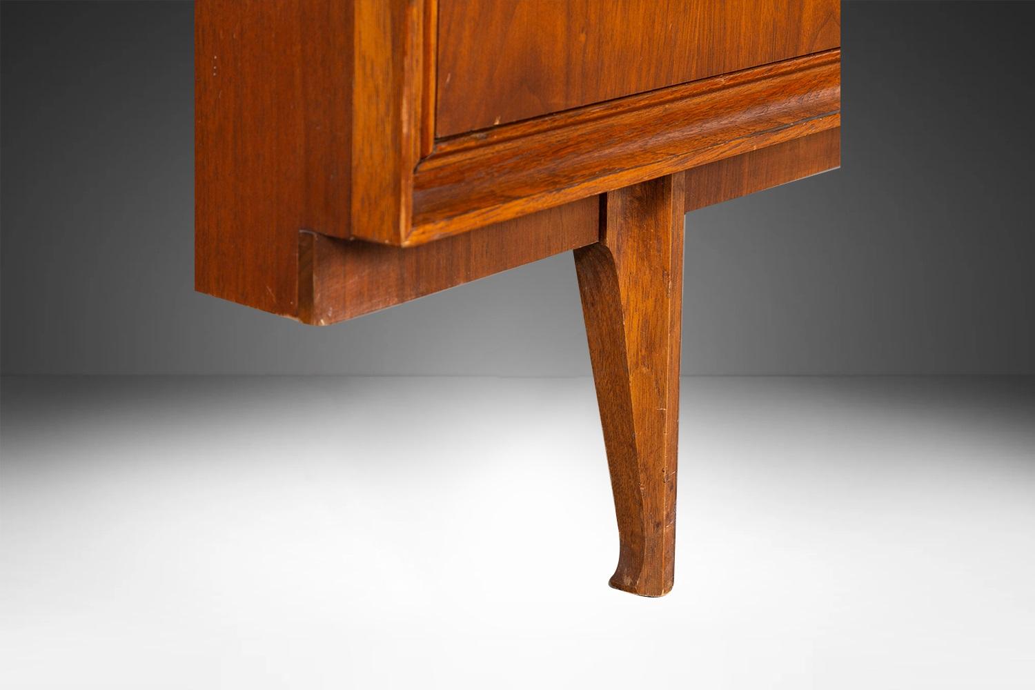 Credenza in legno di noce moderna di metà secolo in vendita 2