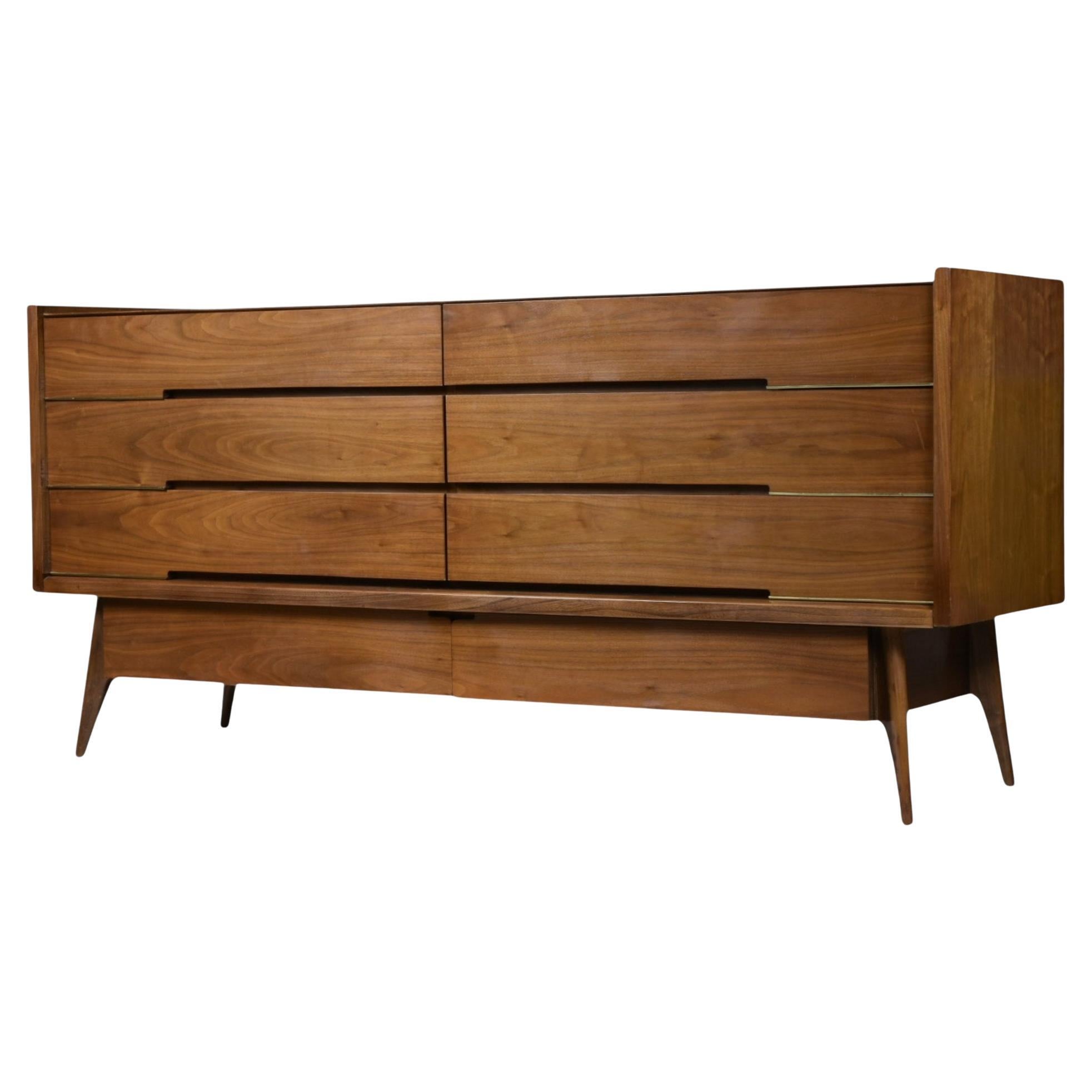 Comò moderno di metà secolo in noce con inserti in ottone, lunghezza 78", anni 
60 in vendita