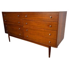 Commode en noyer moderne du milieu du siècle avec poignées chromées