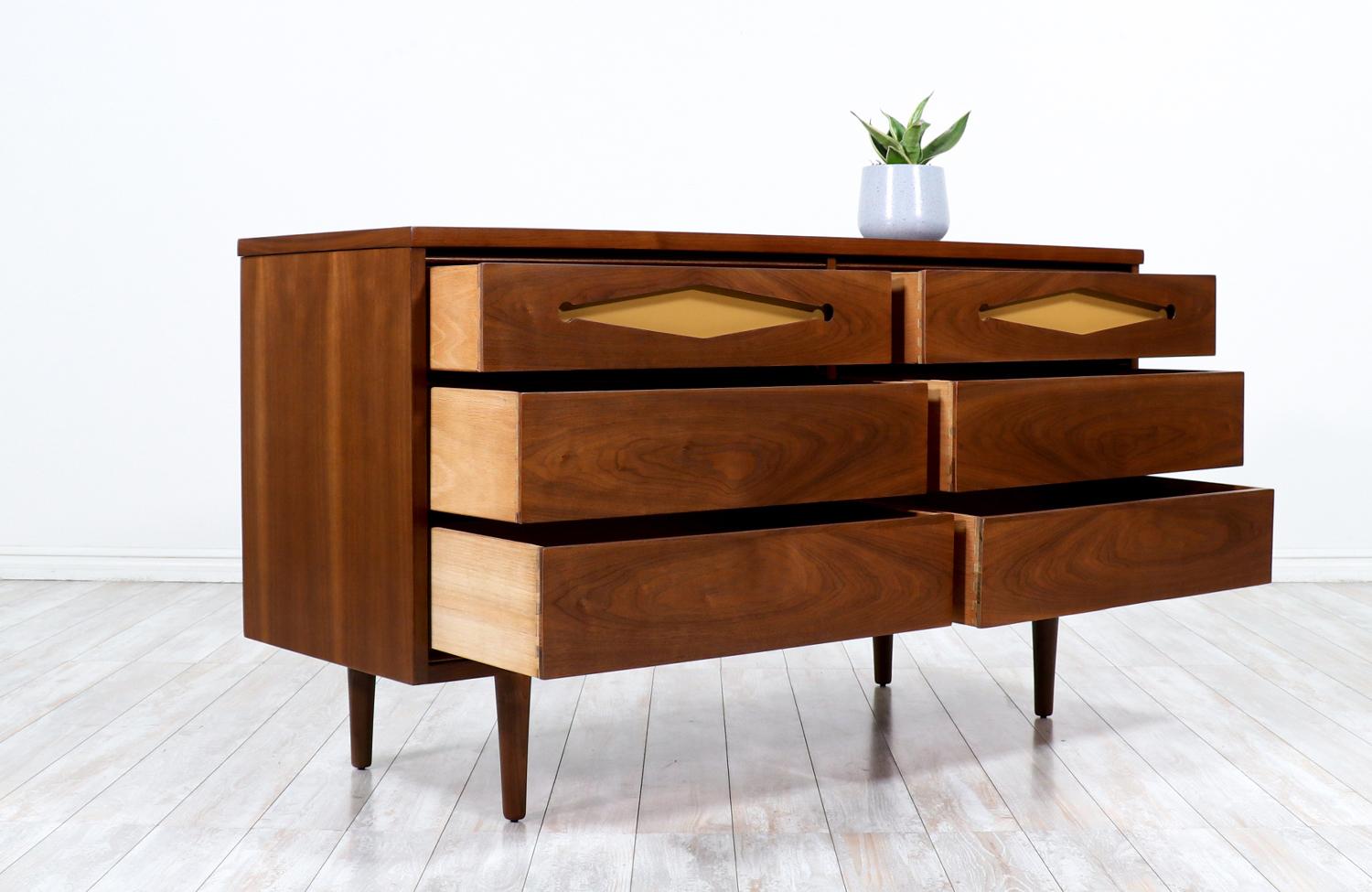 Mid-Century Modern Walnut Dresser with Lacquered Accent Drawers In Excellent Condition For Sale In Los Angeles, CA