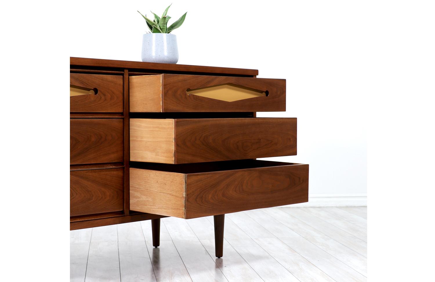 Mid-Century Modern Walnut Dresser with Lacquered Accent Drawers For Sale 3