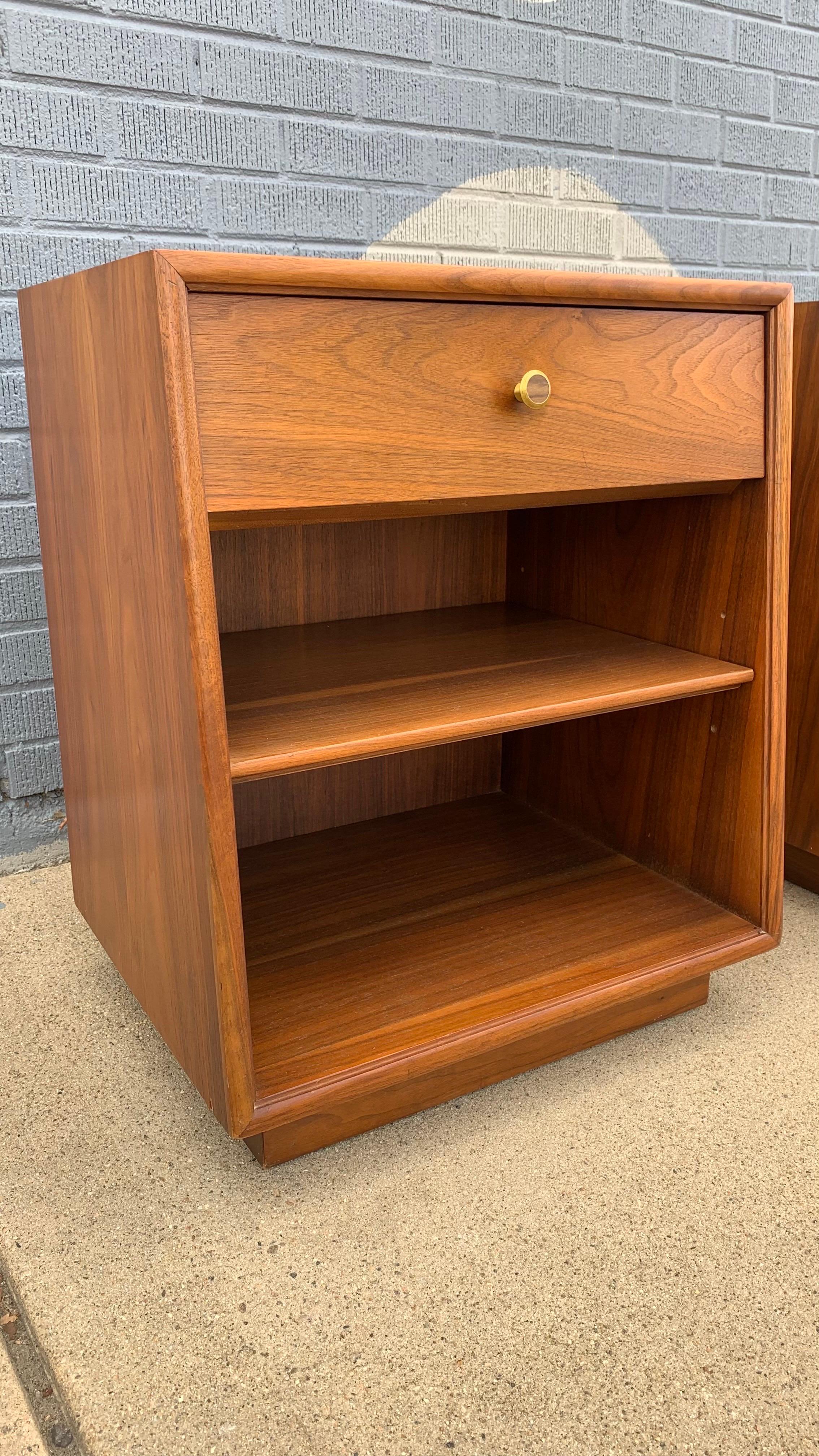 Comodini in legno di noce della Dichiarazione di Drexel, coppia di Comodini moderni di metà secolo in vendita 3