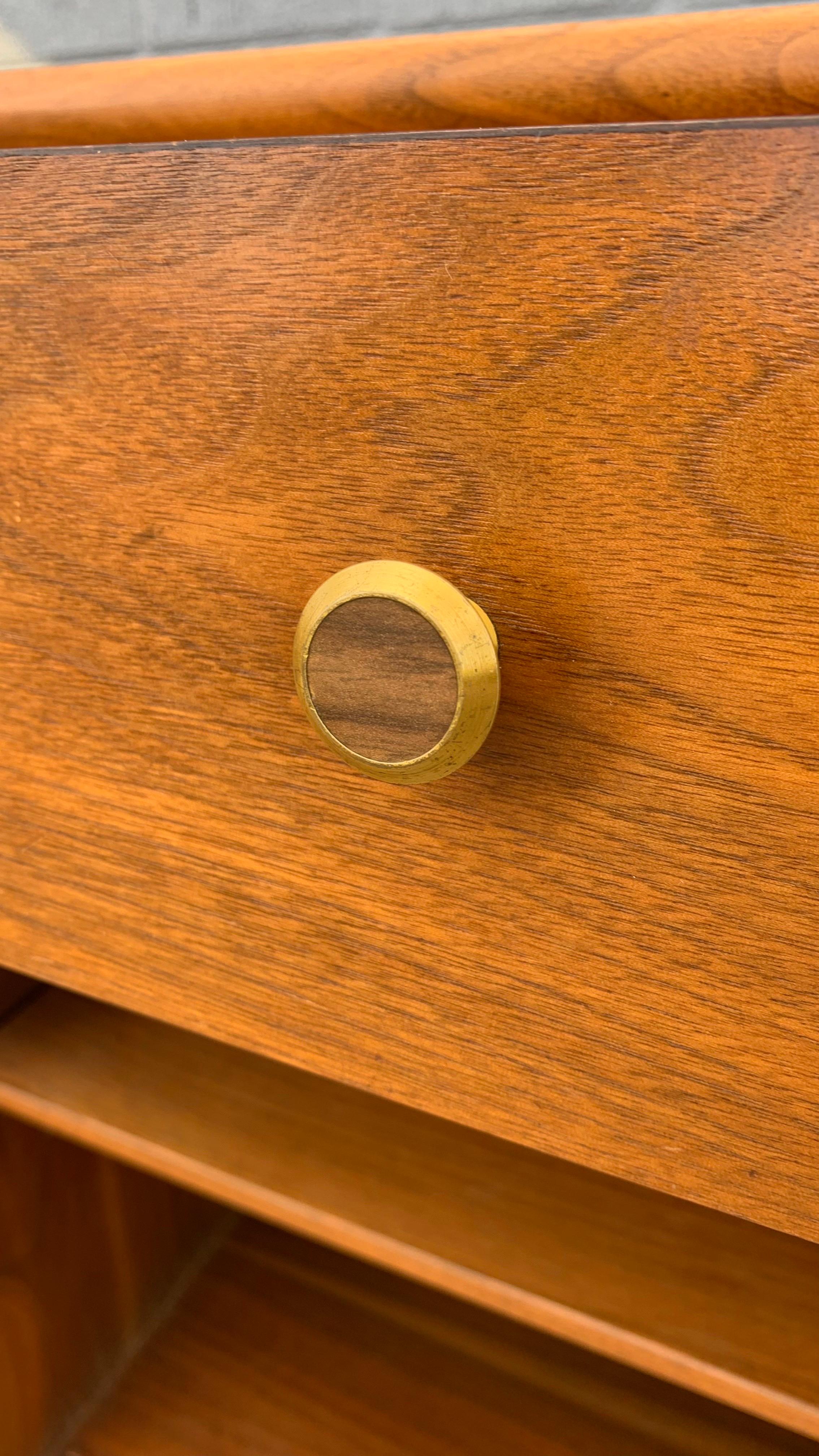 Comodini in legno di noce della Dichiarazione di Drexel, coppia di Comodini moderni di metà secolo in vendita 4