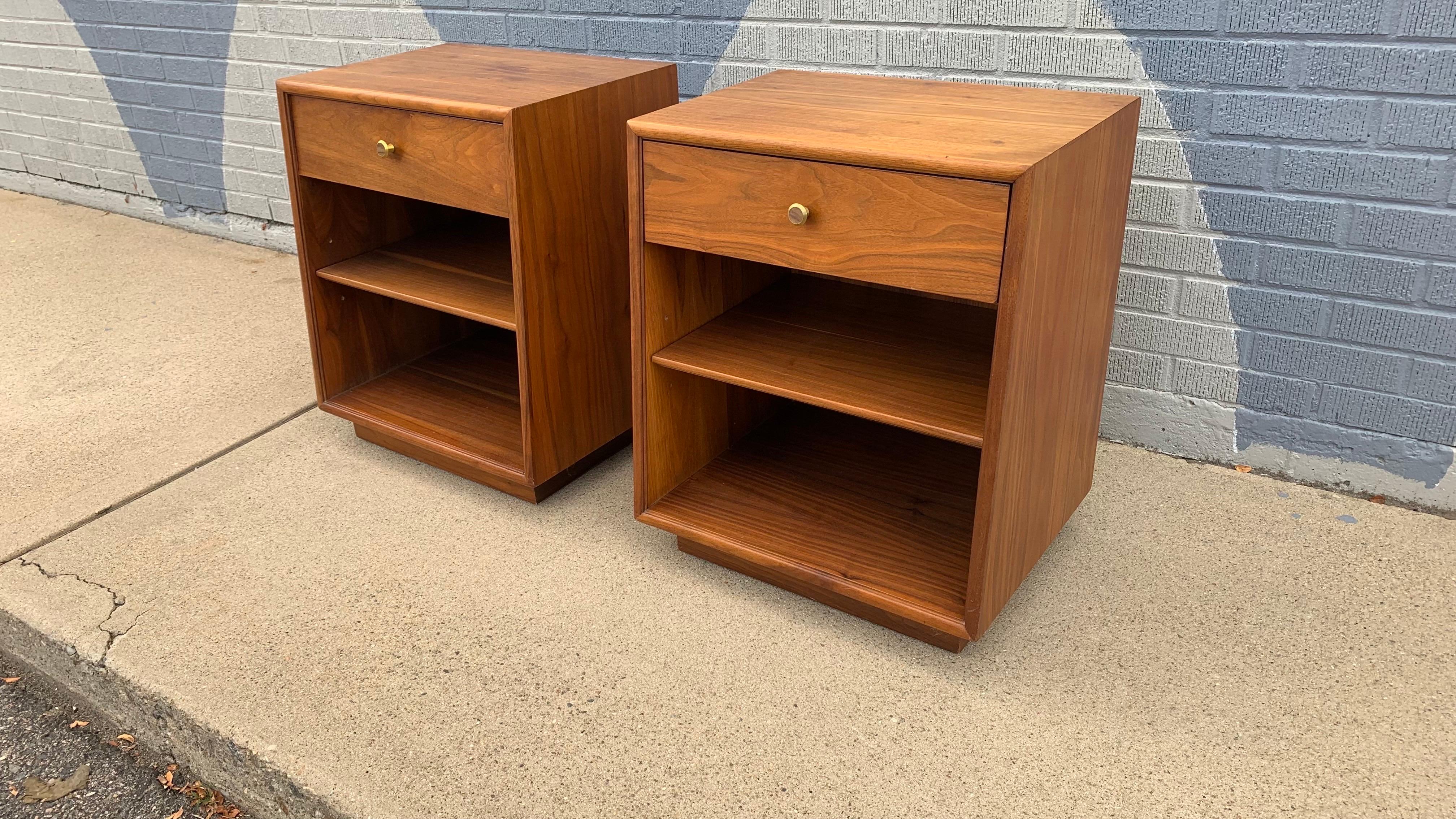 Mid-Century moderno Comodini in legno di noce della Dichiarazione di Drexel, coppia di Comodini moderni di metà secolo in vendita