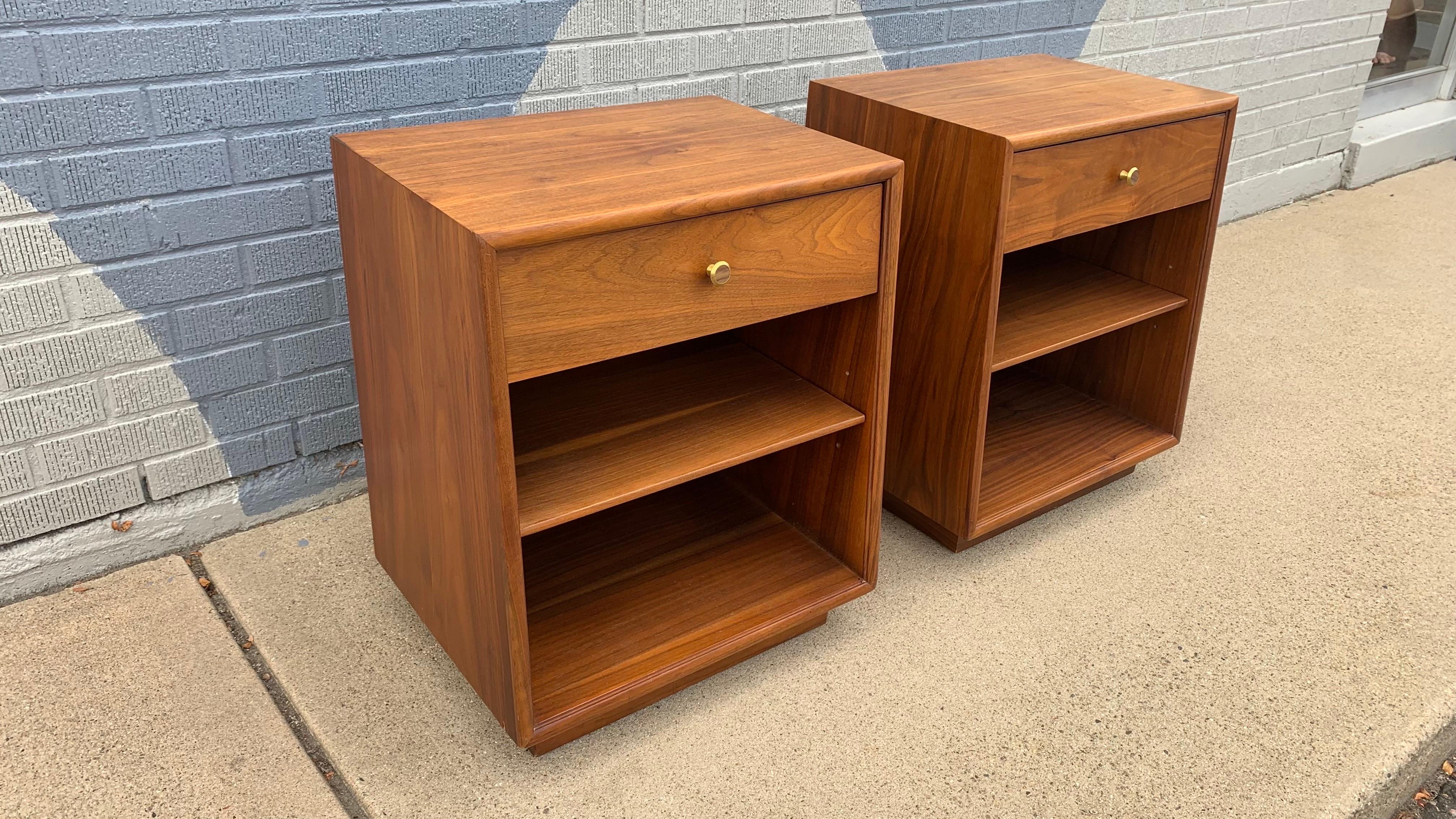 Americano Comodini in legno di noce della Dichiarazione di Drexel, coppia di Comodini moderni di metà secolo in vendita