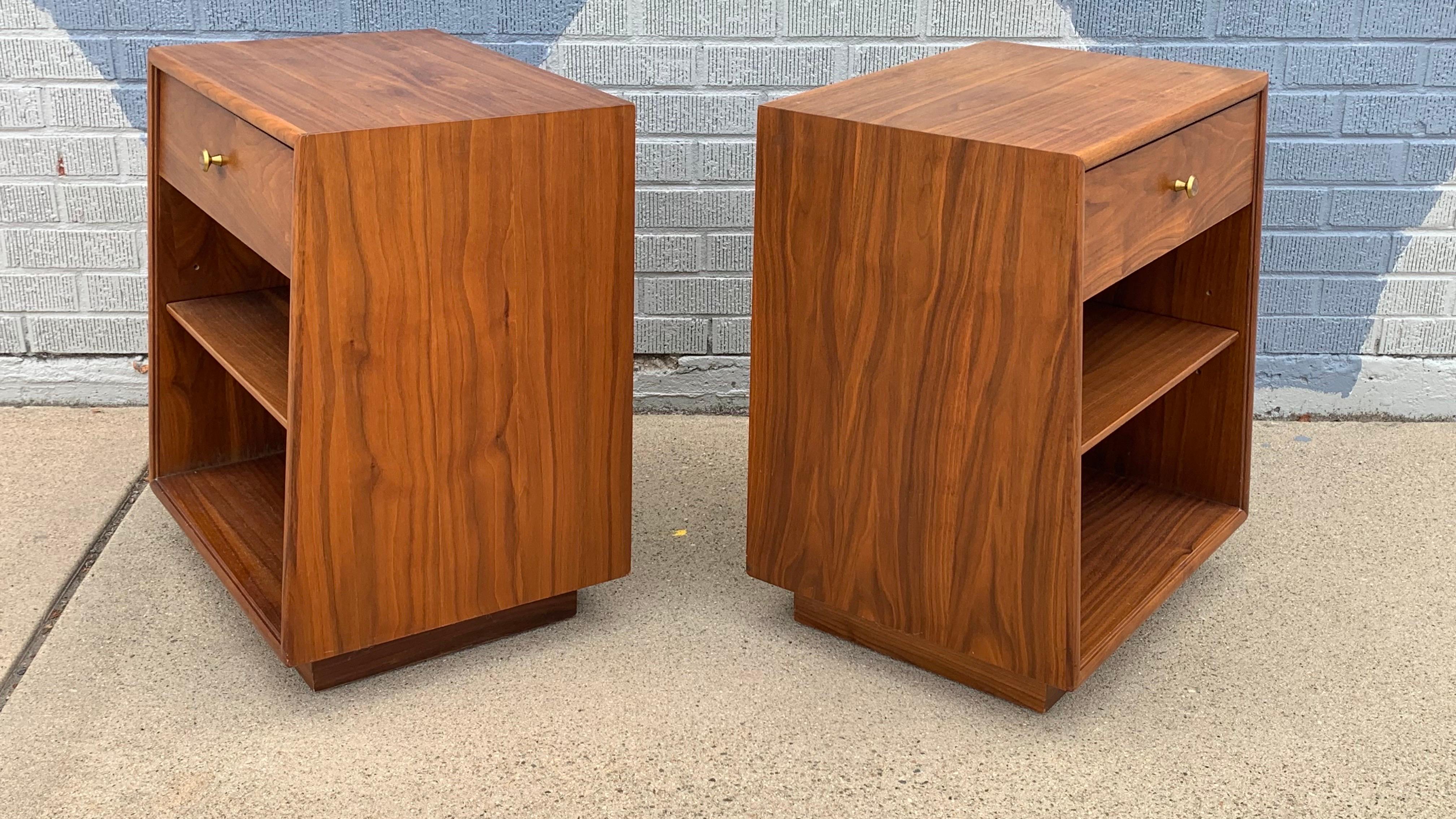 Metallo Comodini in legno di noce della Dichiarazione di Drexel, coppia di Comodini moderni di metà secolo in vendita