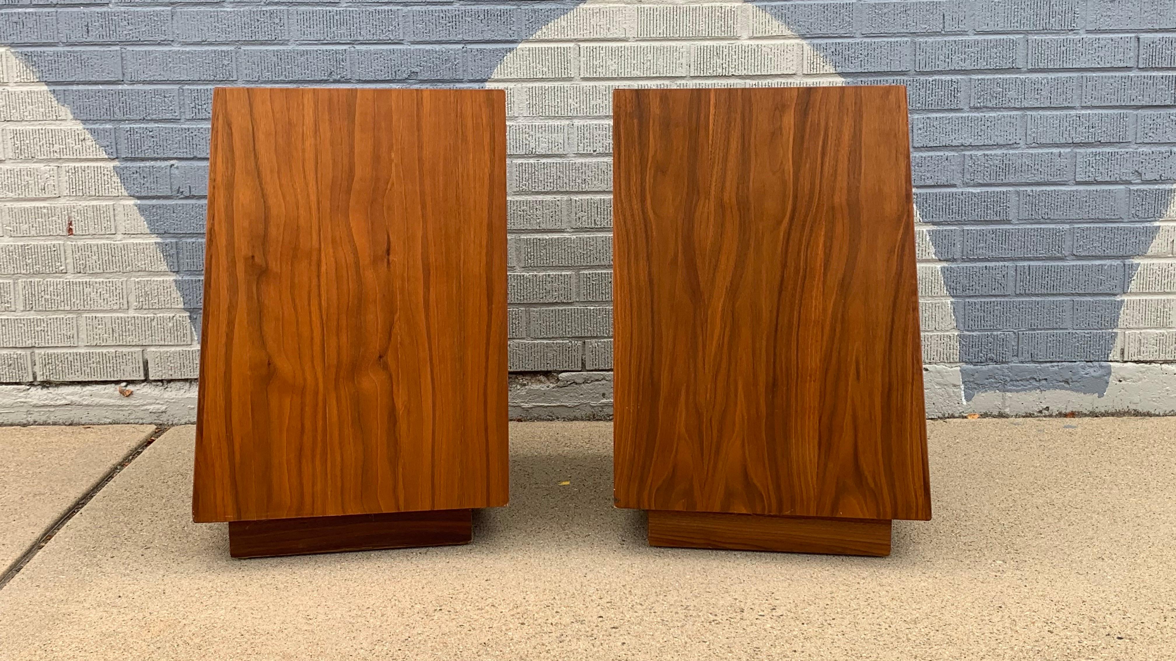 Comodini in legno di noce della Dichiarazione di Drexel, coppia di Comodini moderni di metà secolo in vendita 1