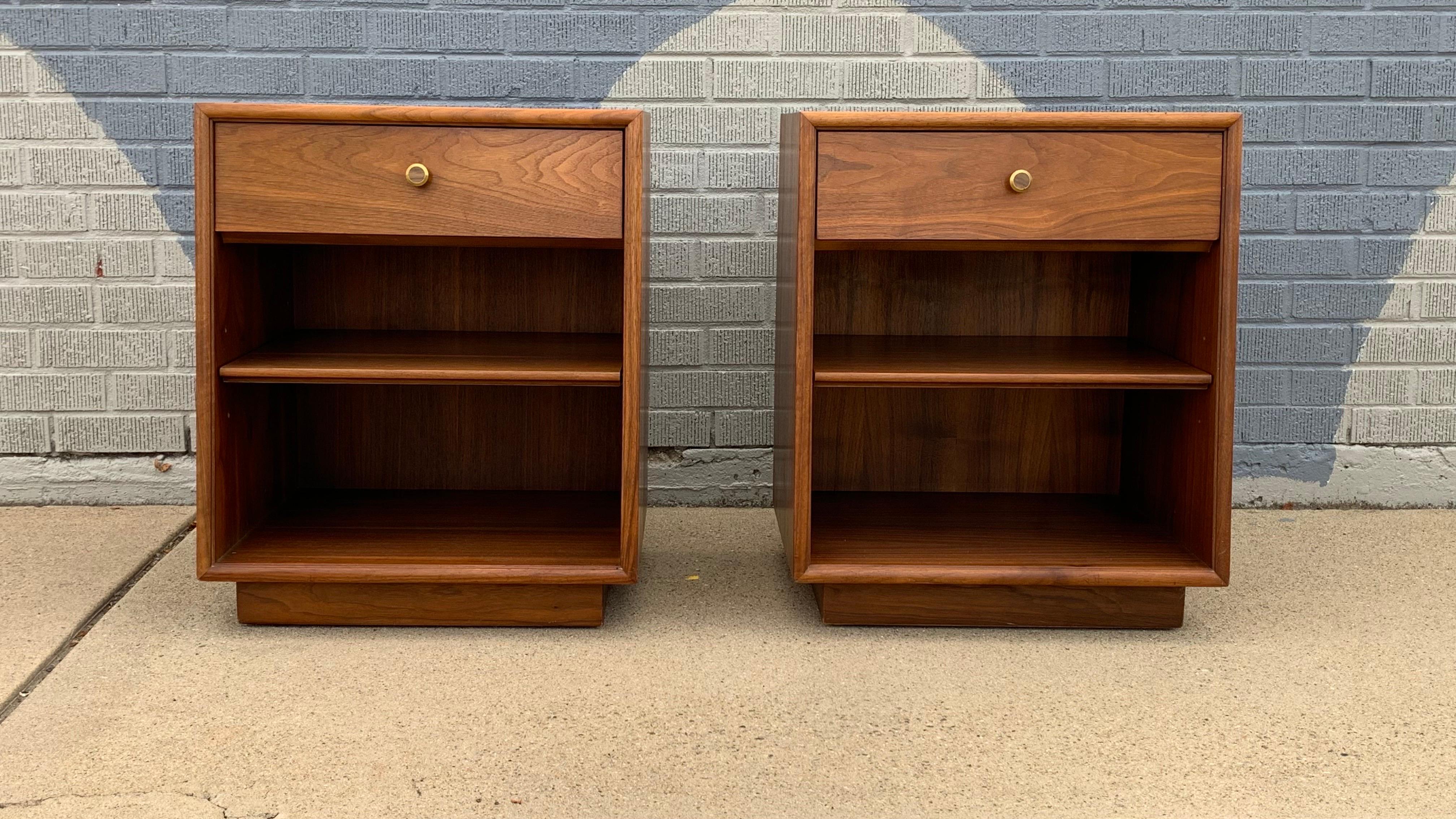 Comodini in legno di noce della Dichiarazione di Drexel, coppia di Comodini moderni di metà secolo in vendita 2