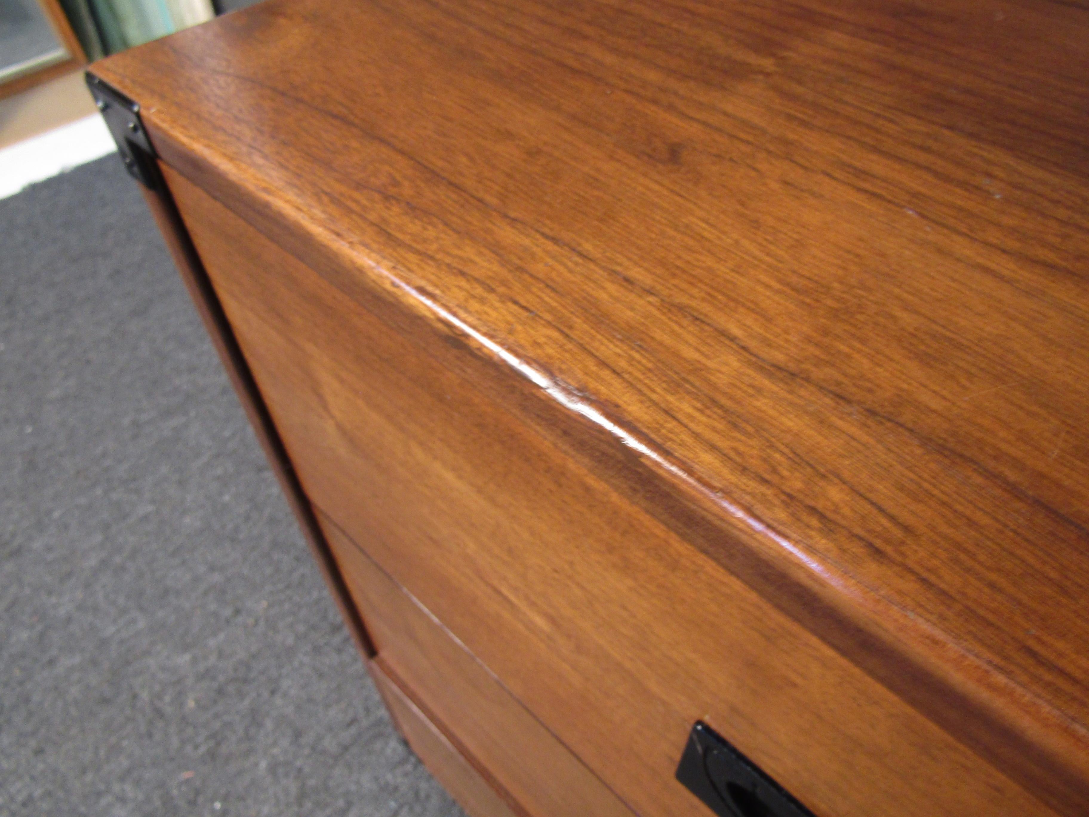 Mid-Century Modern Walnut Drexel Desk For Sale 5