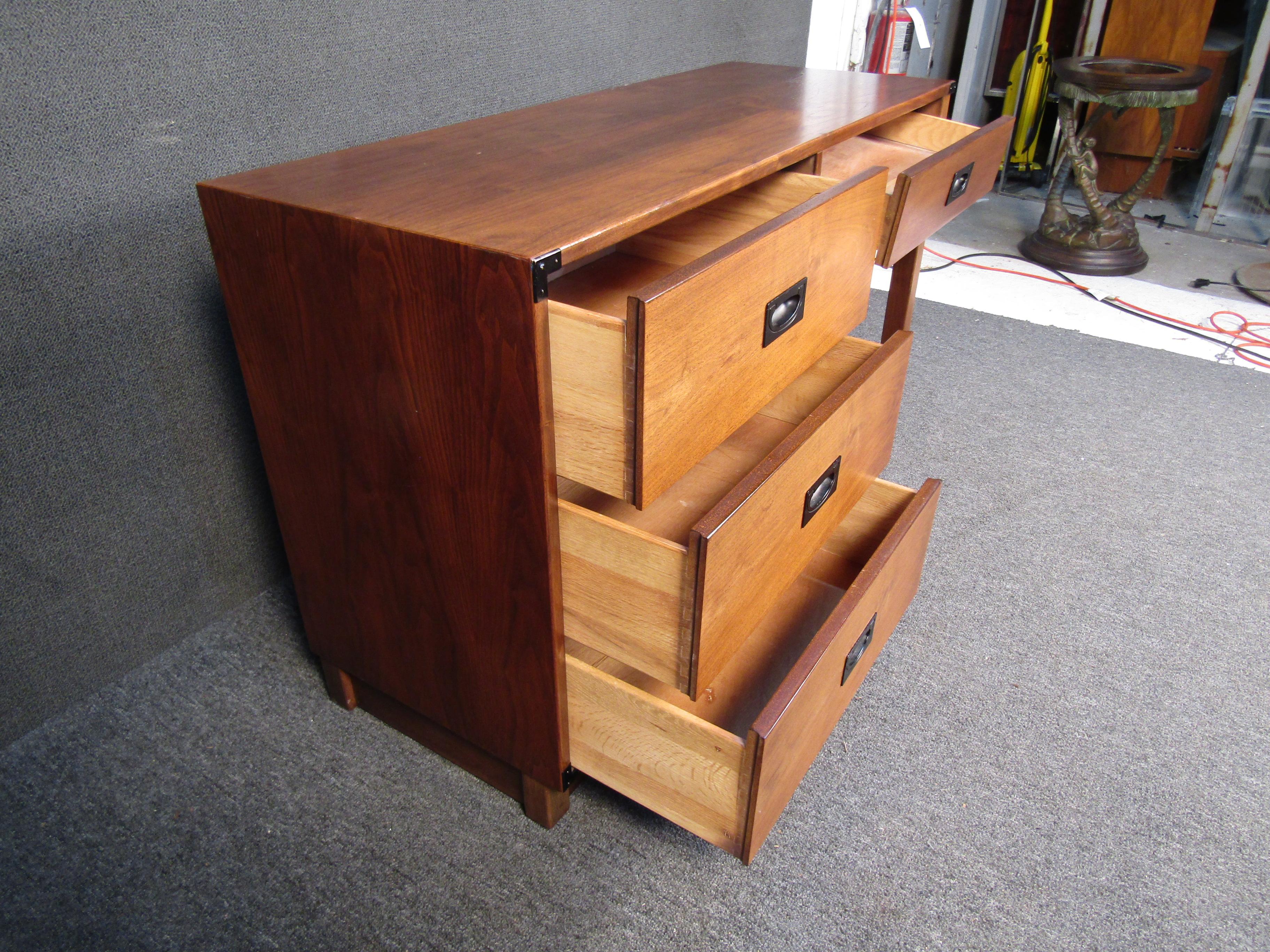 Mid-Century Modern Walnut Drexel Desk In Good Condition For Sale In Brooklyn, NY