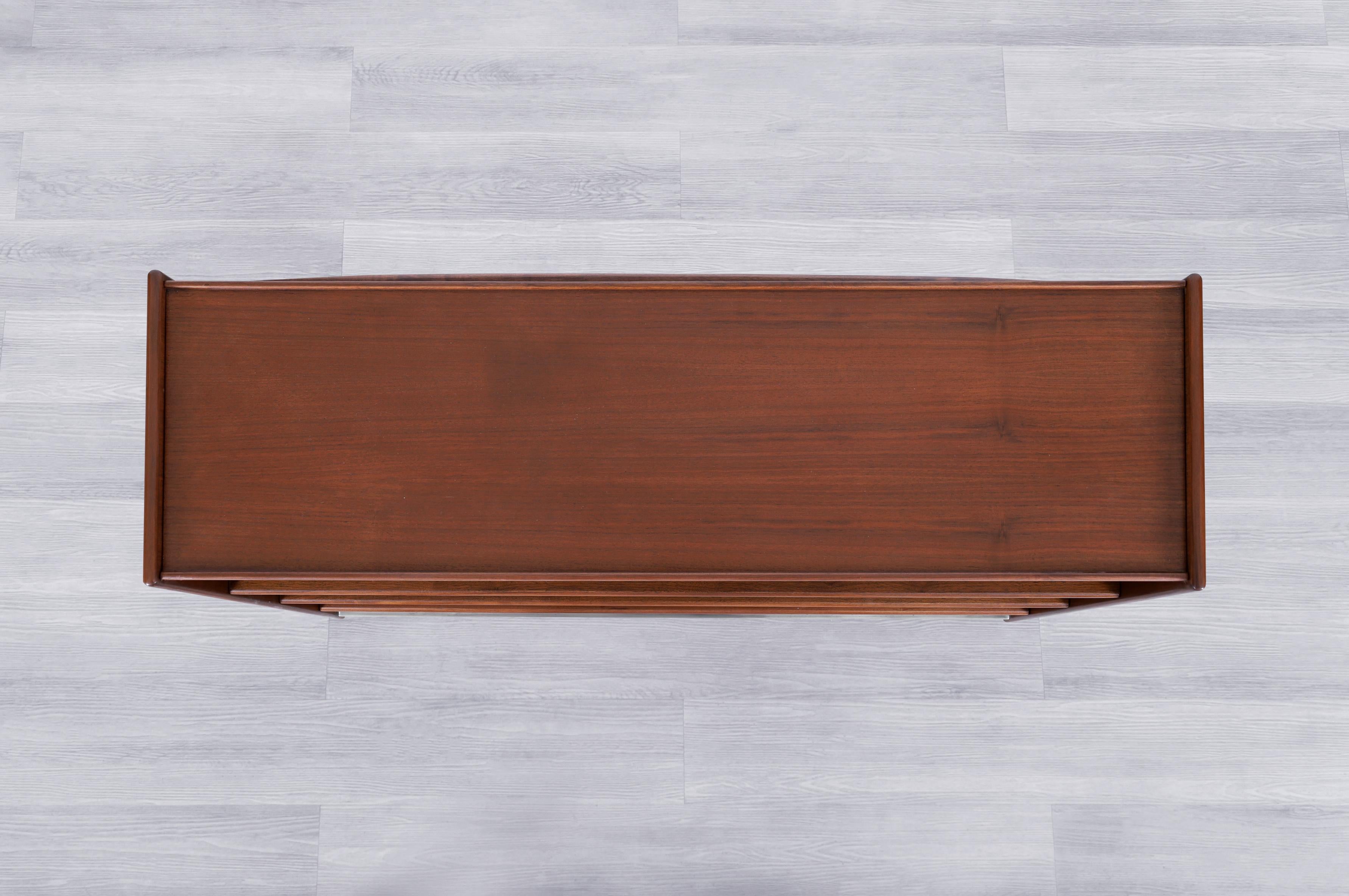 Mid-Century Modern Walnut Dry Bar For Sale 3