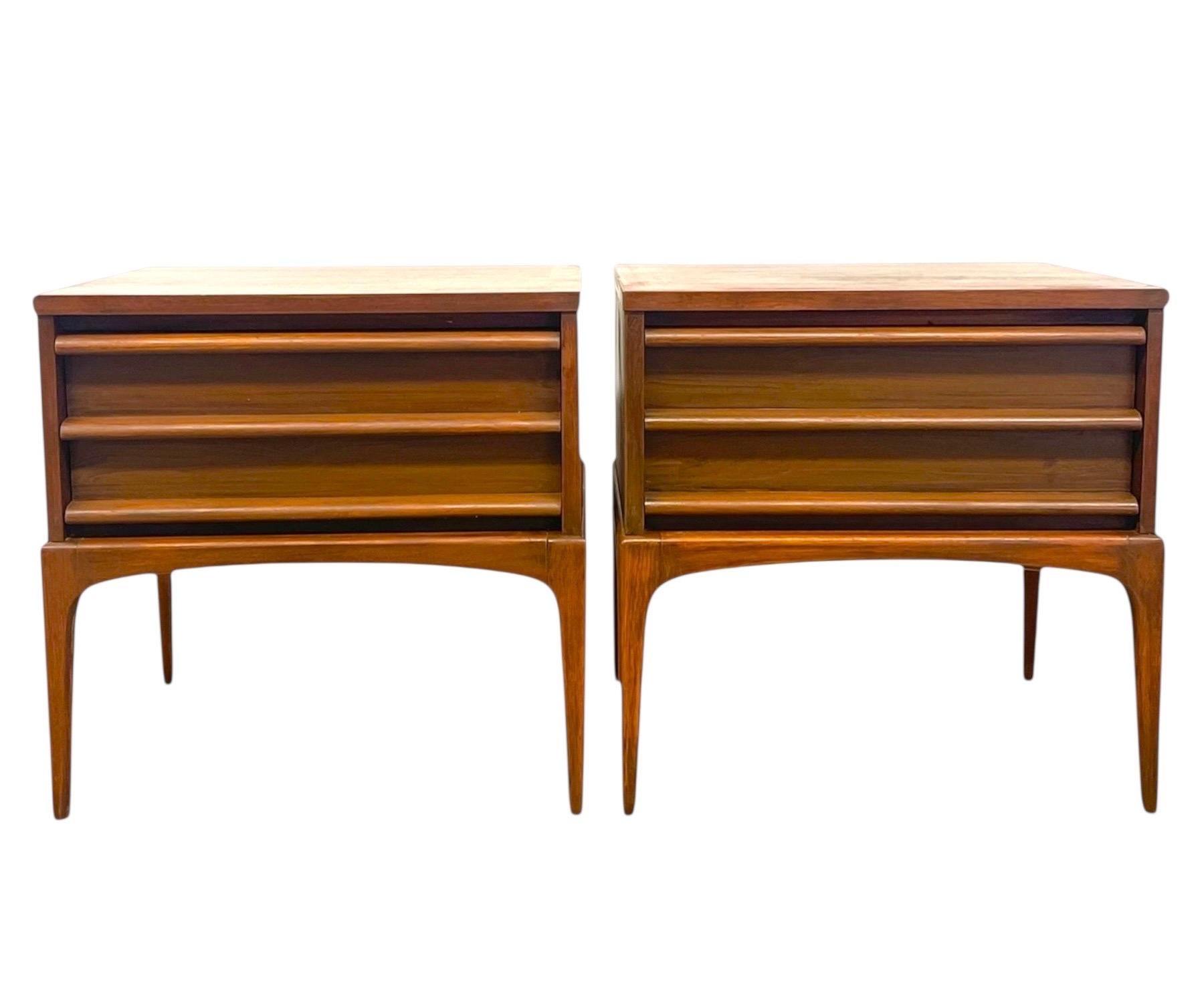 Angeboten wird ein Paar Mid-Century Modern Beistelltische von Lane Furniture aus Altavista, Virginia. Jeder Tisch ist aus möglichem Nussbaumholz gefertigt und verfügt über eine geräumige Schublade mit skulpturalen, eingelassenen Schubladengriffen,