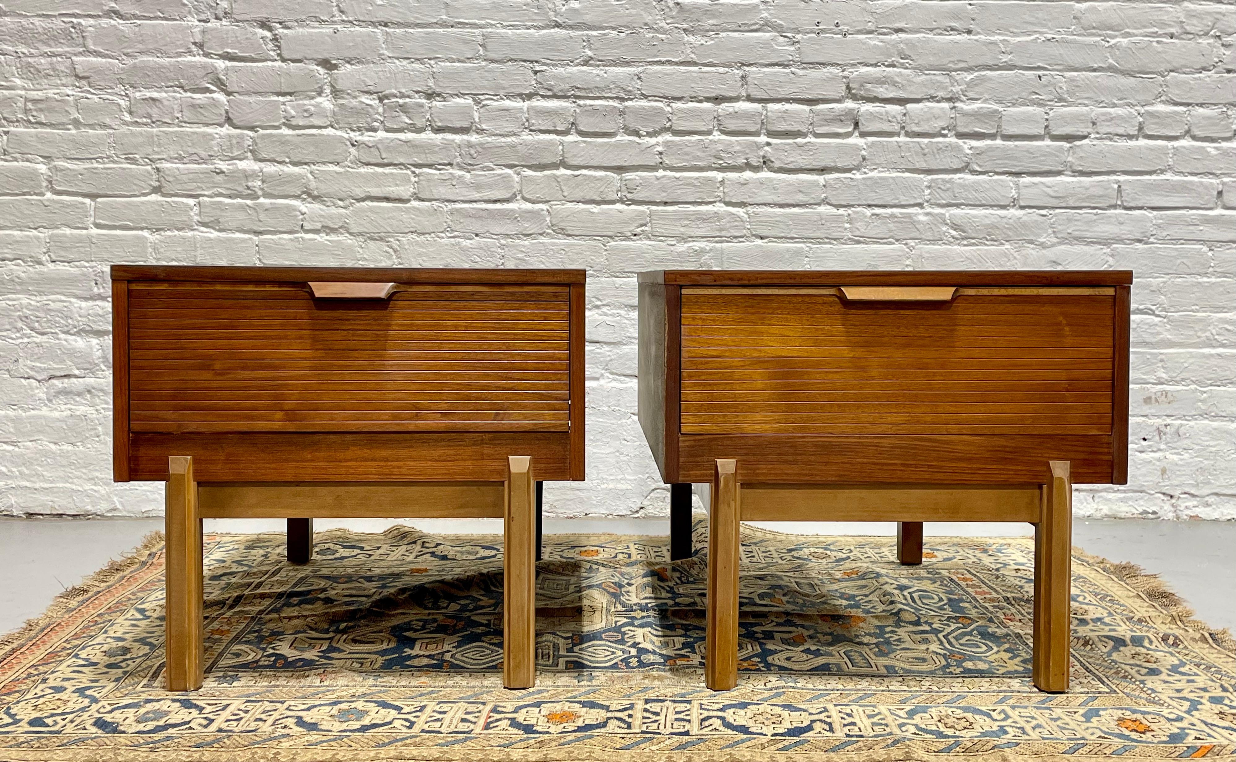 Mid Century Modern WALNUT END TABLES / Side Tables / Nightstands For Sale 4