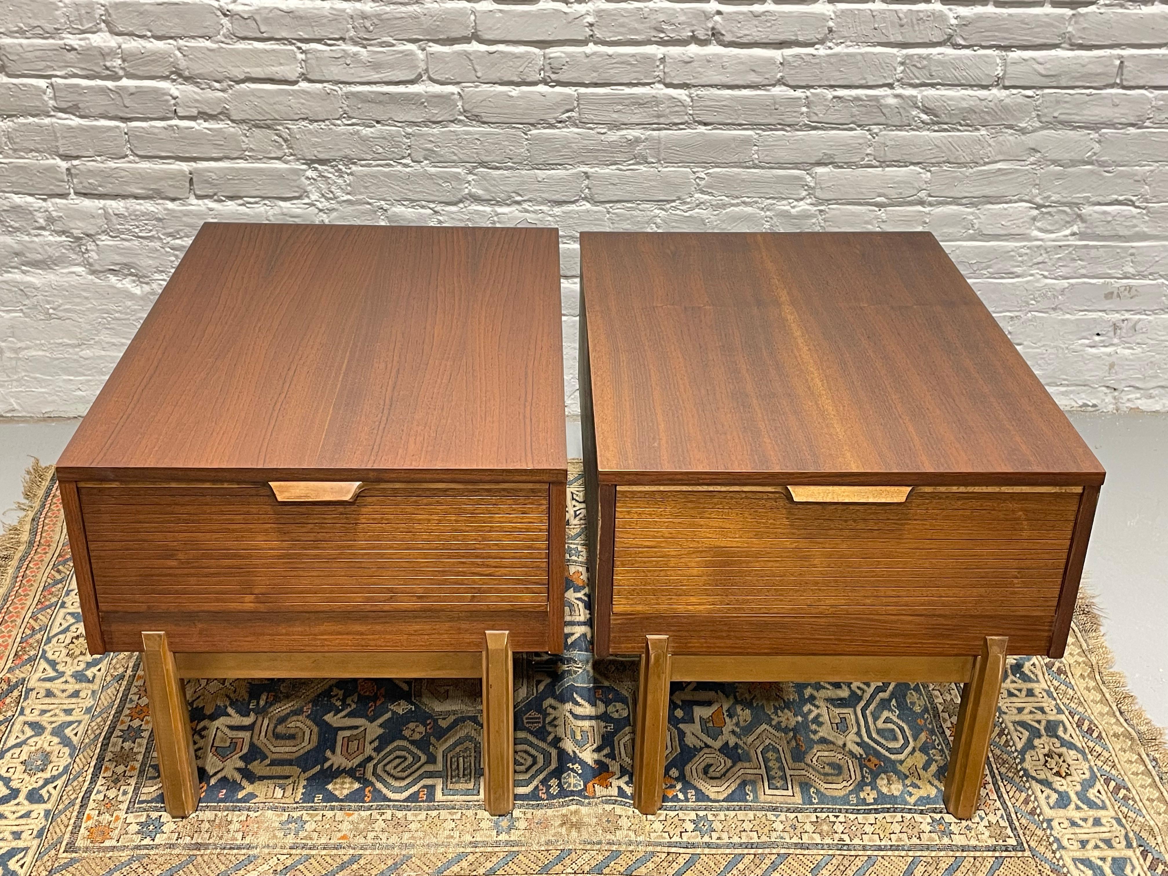 Mid Century Modern WALNUT END TABLES / Side Tables / Nightstands For Sale 8