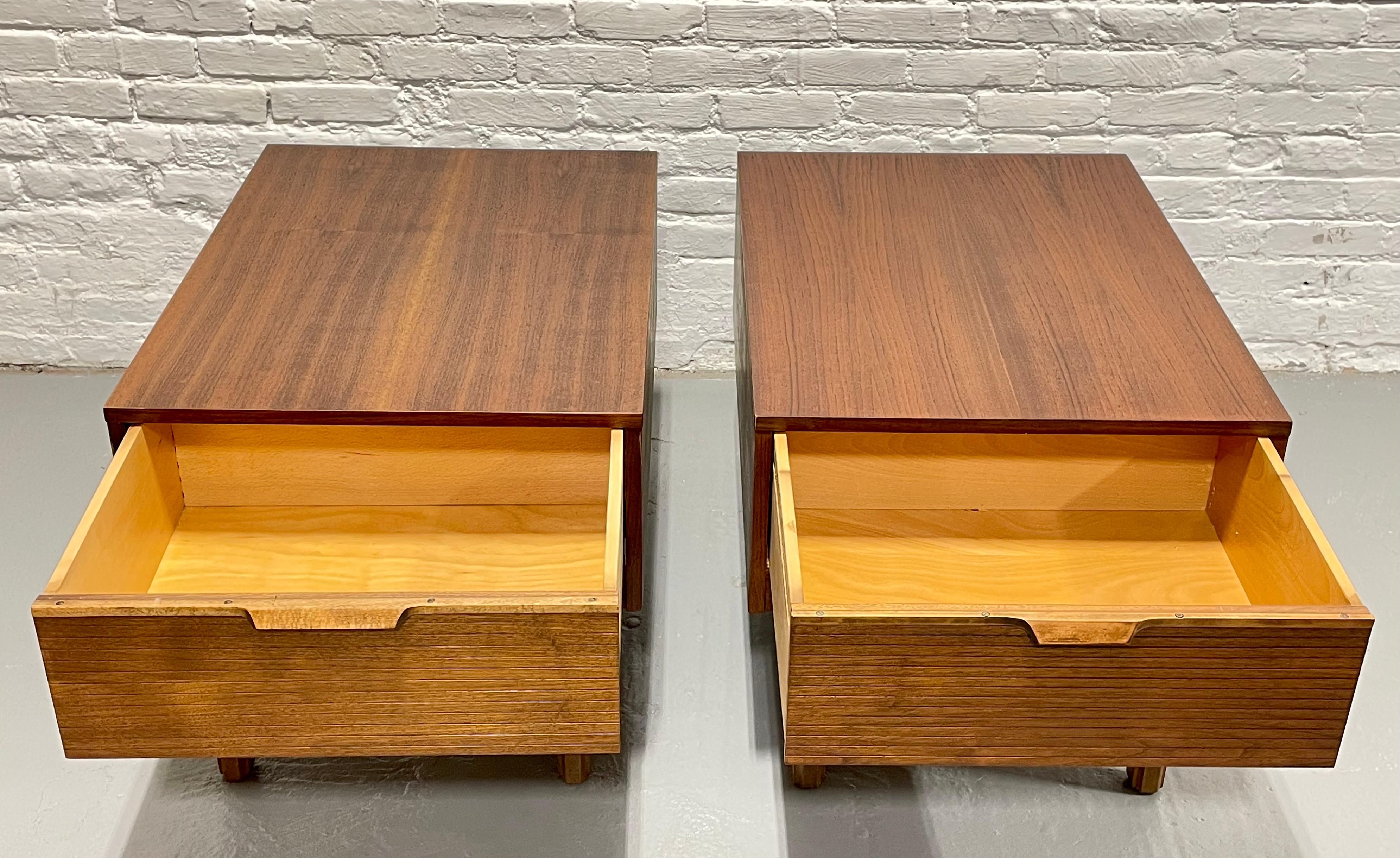 Mid Century Modern WALNUT END TABLES / Side Tables / Nightstands In Good Condition For Sale In Weehawken, NJ