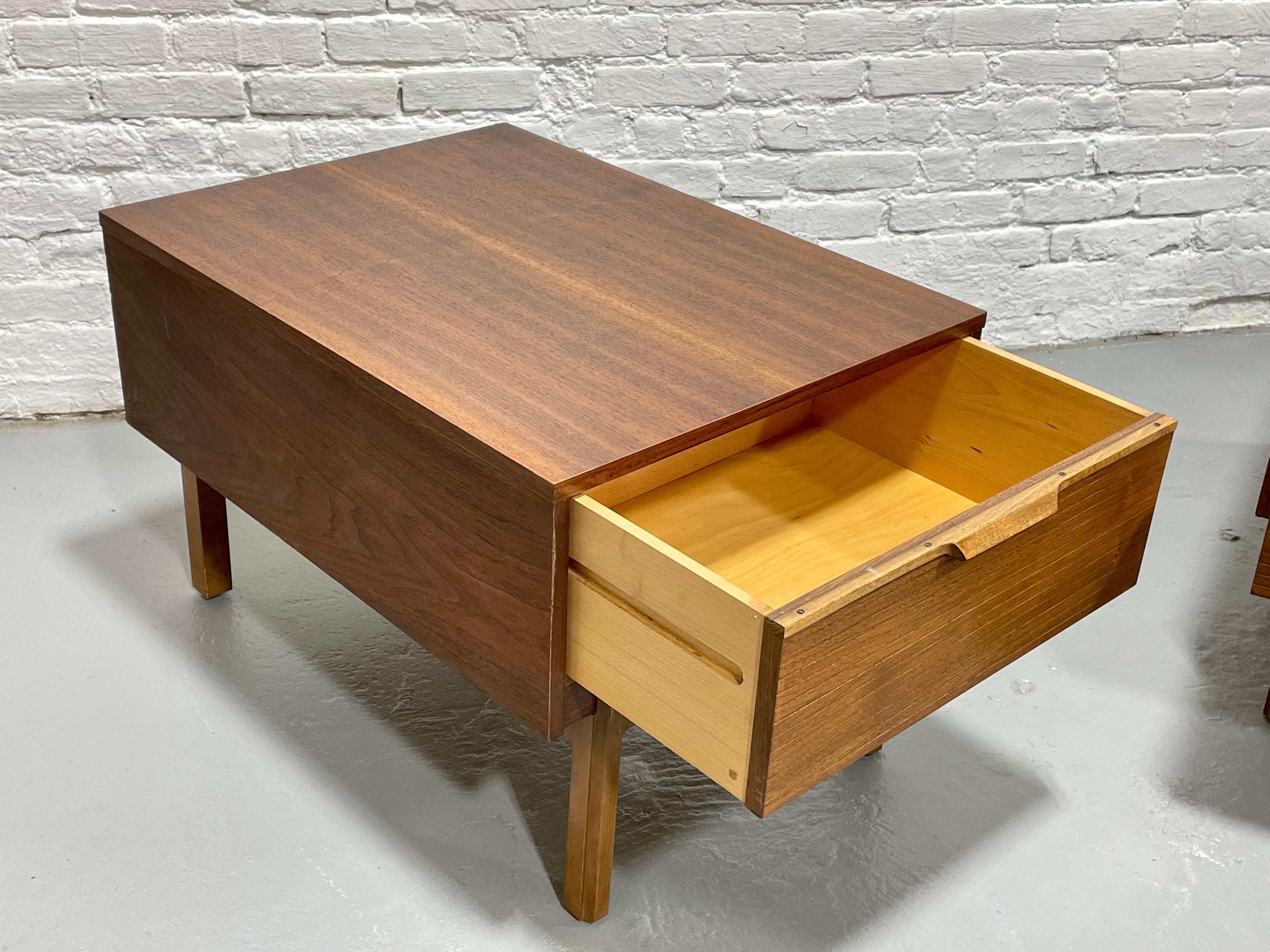 Mid Century Modern WALNUT END TABLES / Side Tables / Nightstands For Sale 2