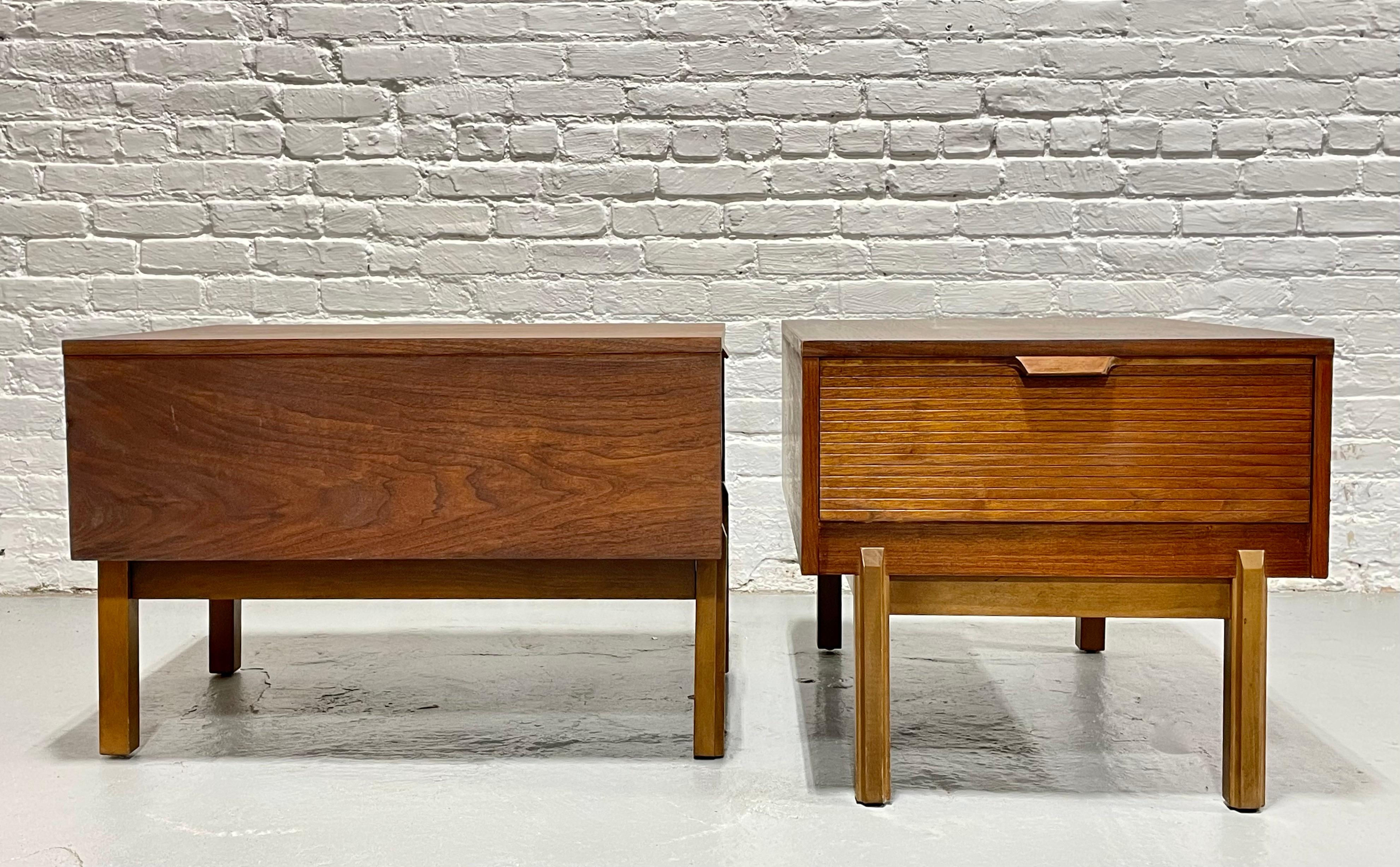 Mid Century Modern WALNUT END TABLES / Side Tables / Nightstands For Sale 3