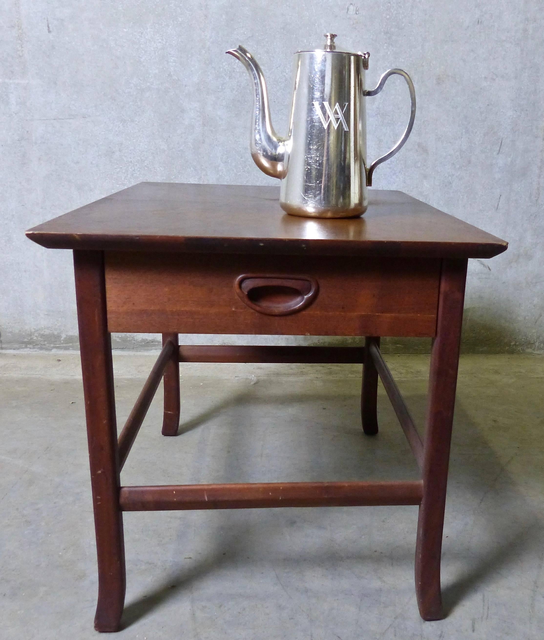 Paire assortie de tables en bois modernistes qui peuvent servir de tables d'appoint, de tables basses ou de tables de nuit. Chacun d'entre eux comporte un seul tiroir (pour la télécommande du téléviseur ?) avec une tirette unique.
Surfaces