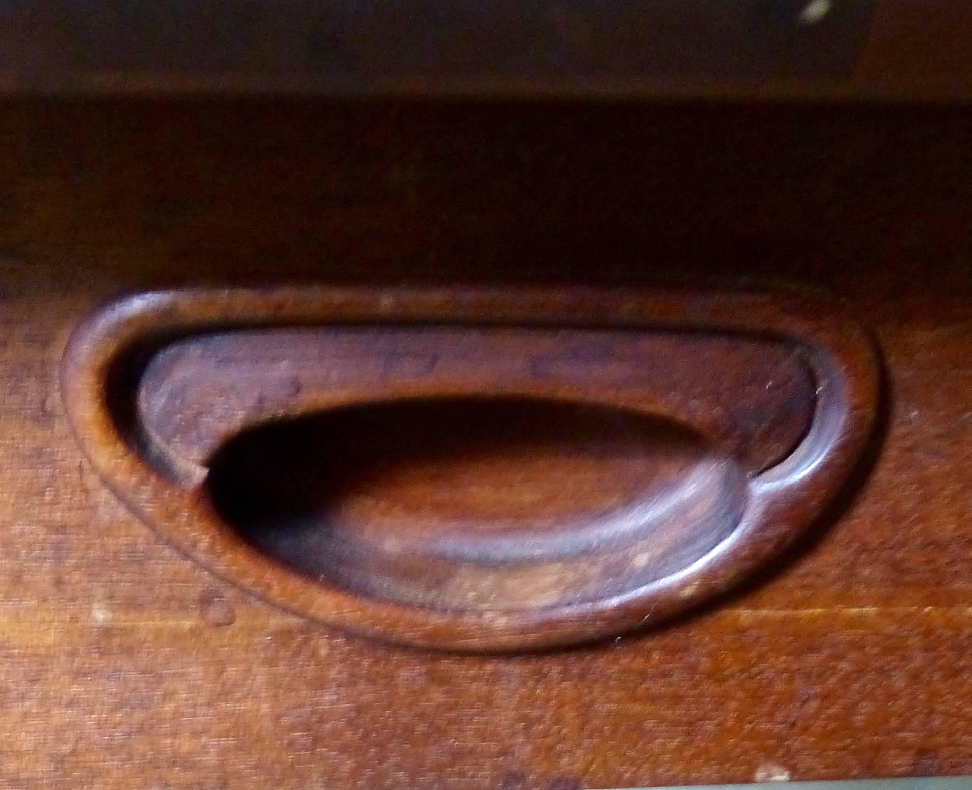 Mid-Century Modern Tables d'extrémité en noyer modernes du milieu du siècle dernier avec surfaces uniques et poignées à tiroir