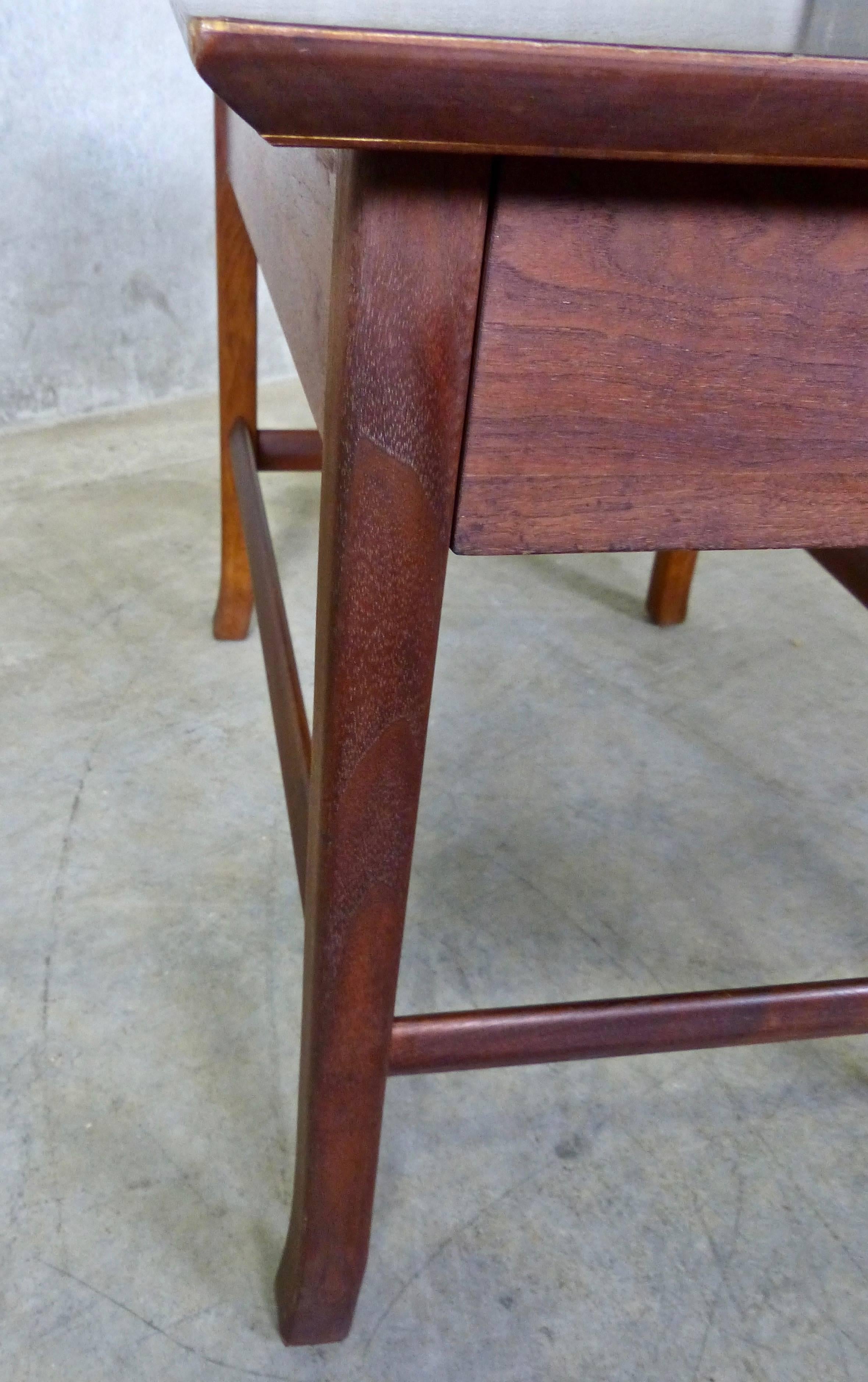 Tables d'extrémité en noyer modernes du milieu du siècle dernier avec surfaces uniques et poignées à tiroir Bon état à Surrey, BC