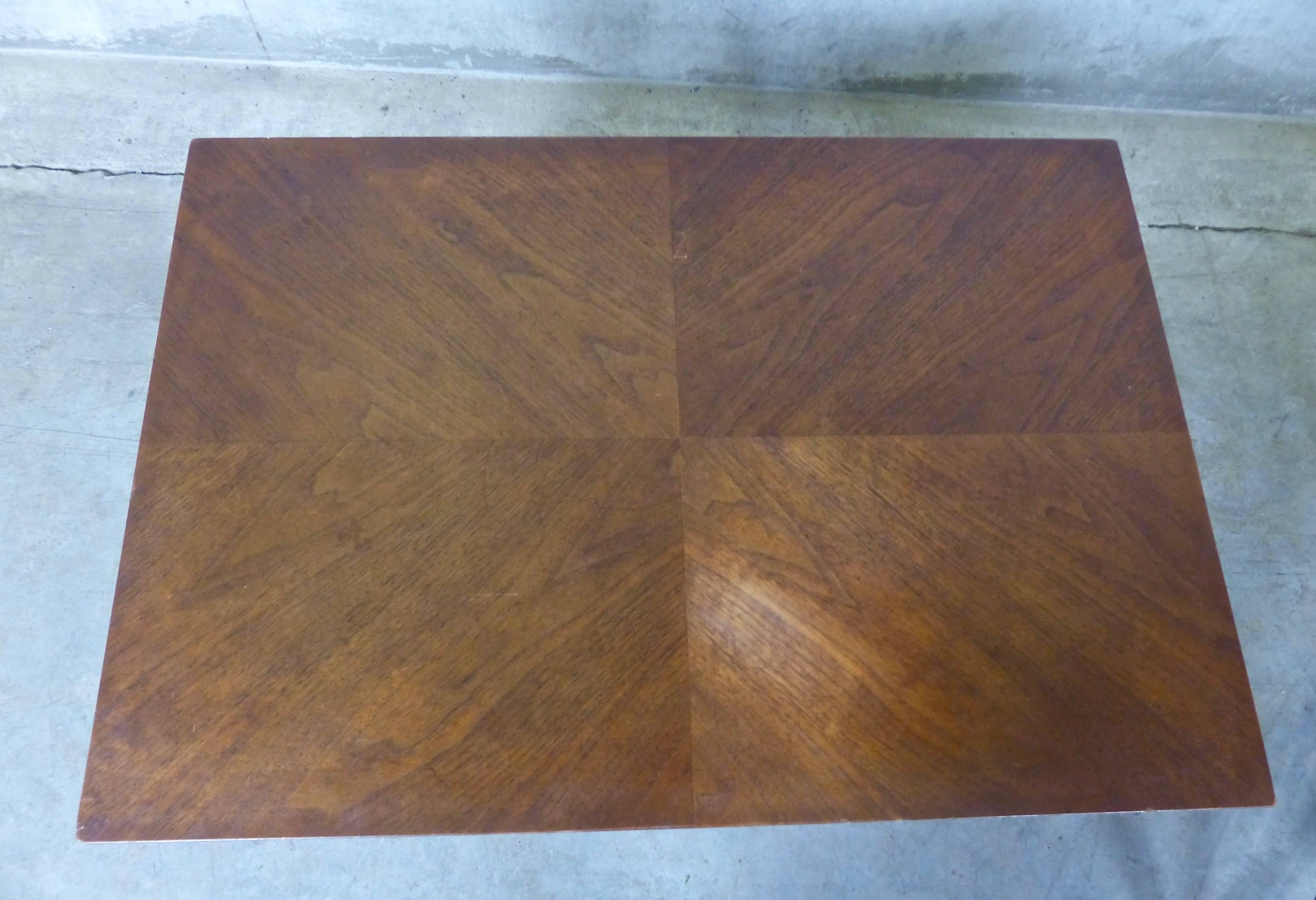 Milieu du XXe siècle Tables d'extrémité en noyer modernes du milieu du siècle dernier avec surfaces uniques et poignées à tiroir